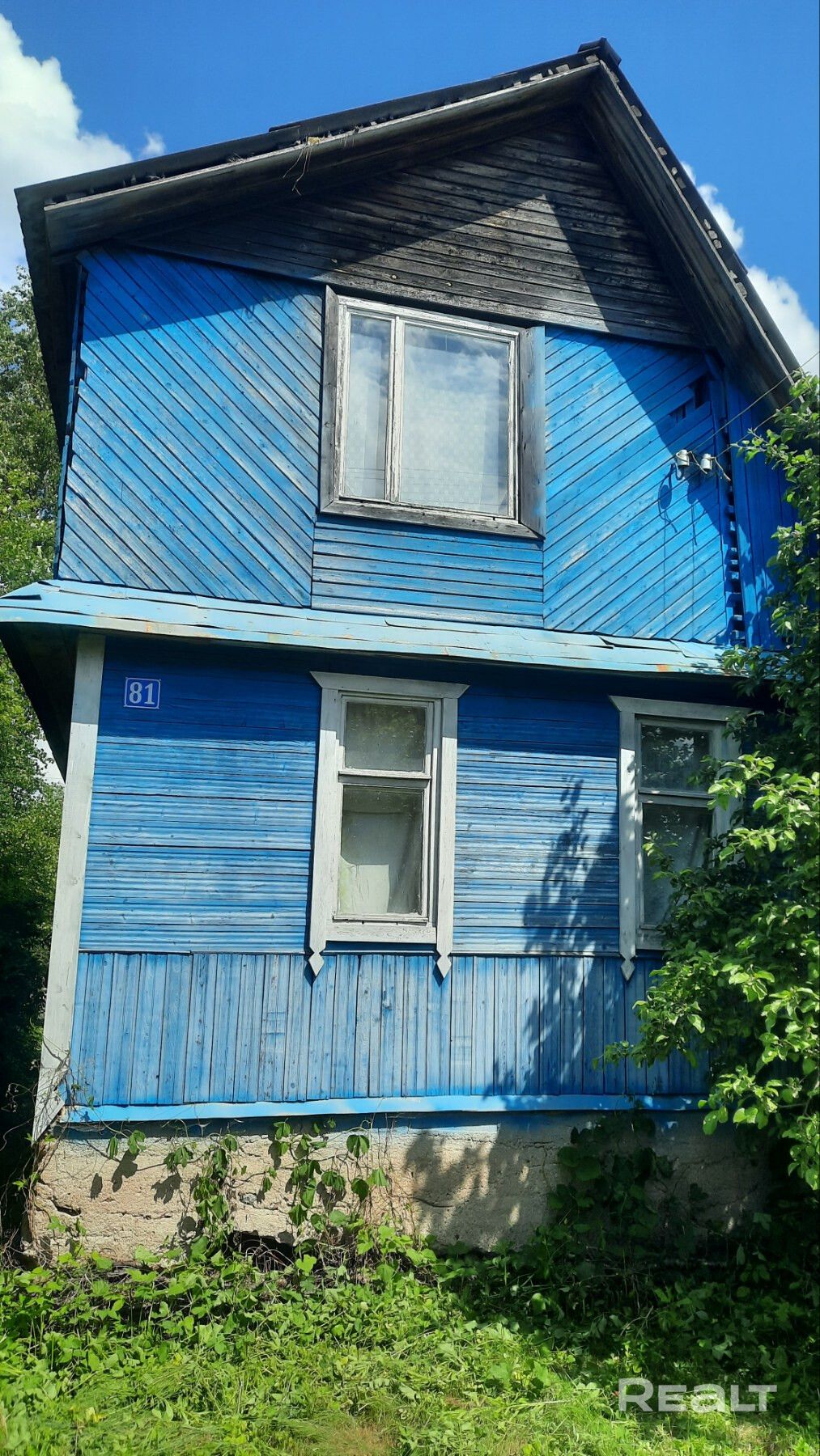 Продается дачный домик размерами 6,35х5,16 м в садовом товариществе Надежда-проект недалеко от Минска 40 км. Есть возможность оборудовать второй этаж в доме. Участок 4,14 сотки, фундамент бетонный свайный, стены бревенчатые обшитые доской, перекрытия деревянные, кровля из шифера, полы дощатые, есть электричество, отопления нет, вода сезонная. Хорошее товарищество с доброжелательными соседями. - Więcej