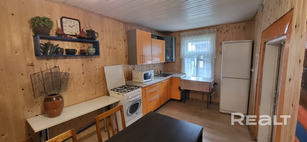 - 3 км от райцентра с магазинами, аптеками, кафе, рынком, маршрутками. - Косметический ремонт, заменена электропроводка. - За участком – лесная полоса и речка с форелью, место для купания и отдыха. - На участке – веранда с навесом и садовой мебелью, мангал, место для грядок, теплиц, бани. - Колодец во дворе, вода заведена в дом, подается насосом. - Хозпостройки: туалет, сарай, дровница, есть садовый инвентарь. - Подключен Интернет через Wi-Fi. - Постройки узаконены. - Возможность прописаться. - Widok 6