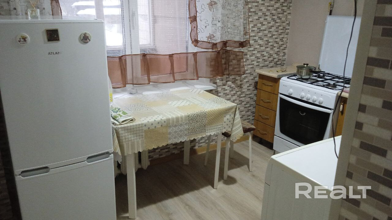Длительно от 1 месяца. Сдам, по Договору, на 1 месяц (цена 2000 рублей), не менее чем на 6 мес (с возможностью продления цена снижается до 1500), Однокомнатную квартиру ( приоритет без Детей, животных и некурящих). В обязательном порядке: Оформляем Договор в белорусских рублях, Вы вносите залог 1500 рублей и авансовый платеж за первый месяц. Вы оплачиваете все коммунальные услуги по жировке около 150 рублей зимой, электричество, интернет 200 Мб/c. Тихие соседи. Метро рядом Ковальская слобода. - Ansicht 4