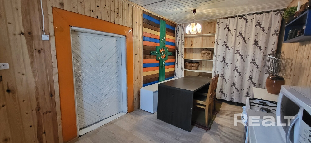 - 3 км от райцентра с магазинами, аптеками, кафе, рынком, маршрутками. - Косметический ремонт, заменена электропроводка. - За участком – лесная полоса и речка с форелью, место для купания и отдыха. - На участке – веранда с навесом и садовой мебелью, мангал, место для грядок, теплиц, бани. - Колодец во дворе, вода заведена в дом, подается насосом. - Хозпостройки: туалет, сарай, дровница, есть садовый инвентарь. - Подключен Интернет через Wi-Fi. - Постройки узаконены. - Возможность прописаться. - Więcej
