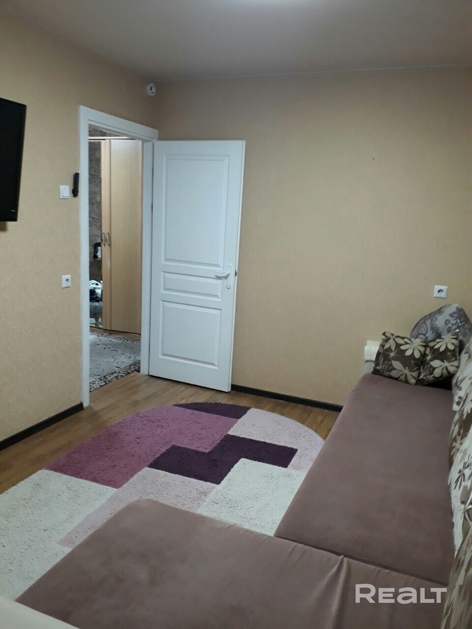 Чистая ухоженная квартира с хорошим ремонтом расположена на пятом этаже девятиэтажного дома. Потолки натяжные, кроме детской и гардеробной комнат. Полы линолеум. Возможен обмен на две однокомнатные квартиры. – pohled 5
