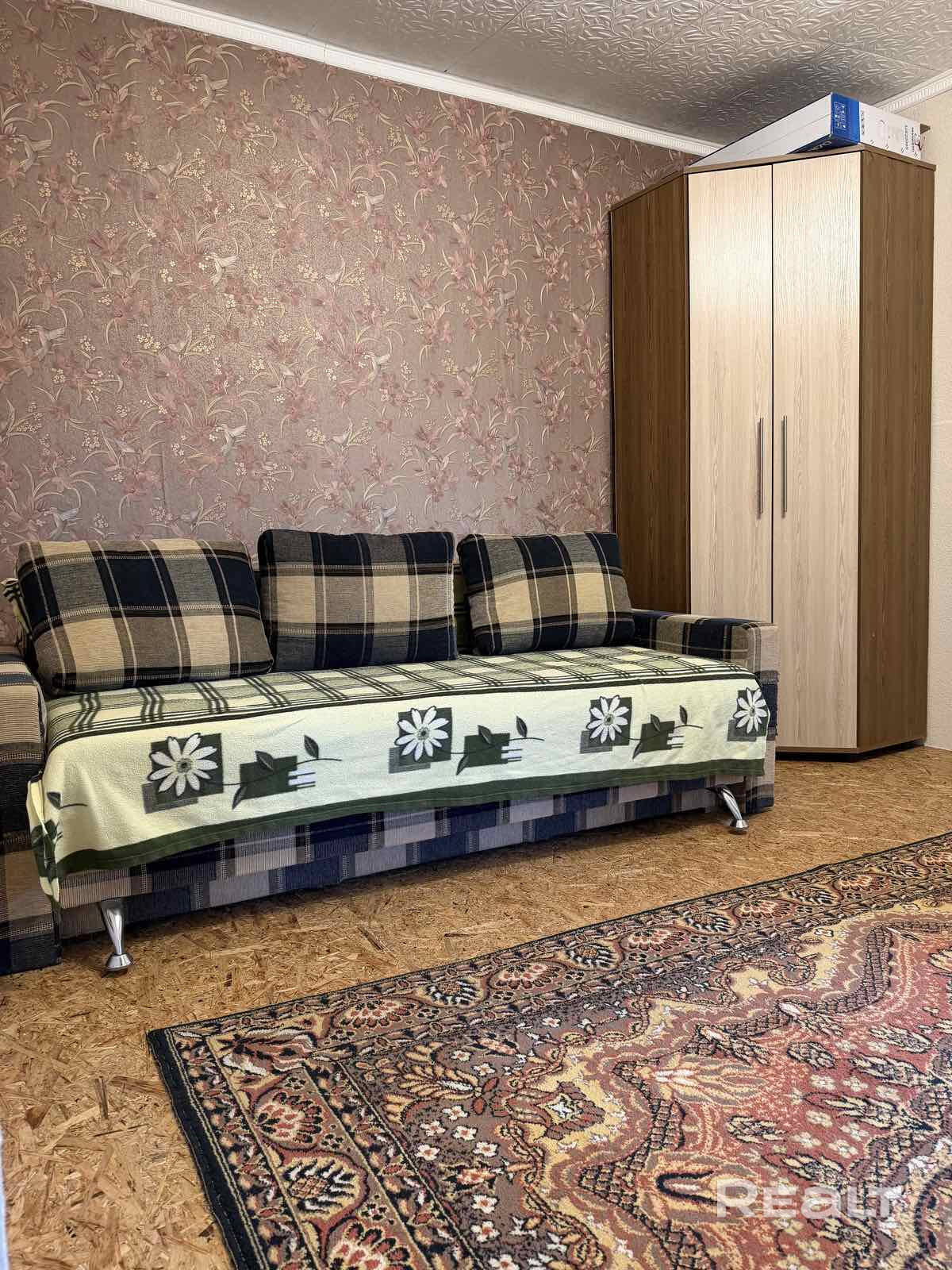 В продаже квартира в блокированном доме с земельным участком в агрогородке «Петришки», Молодечненское направление, 27 км от МКАД. Дом 1975 года постройки. Материал стен: сборно-щитовой, кирпич. Кровля: шифер. Двухкамерные стеклопакеты. Отопление дома: котел. Действующая печь. Канализация (перекатная 7 кубов). Дом утеплен пенопластом 5 мм, оштукатурен, окрашен. Квартира в блокированном доме: Общая площадь жилого помещения 37.1 кв.м. - Mehr