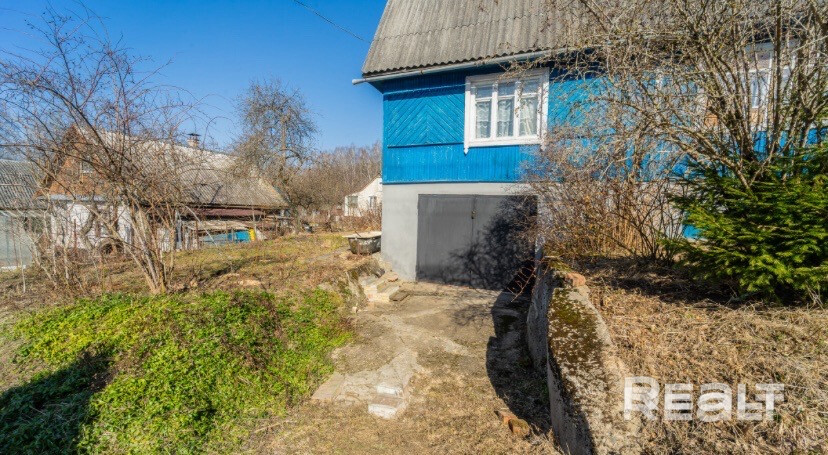 Дом бревенчатый.На первом этаже 5 комнат: кухня, большая гостиная и три комнаты. На втором этаже 2 комнаты. Лестница на второй этаж с удобным углом наклона. В доме много мест для хранения. В цокольном этаже просторный гараж с ямой для осмотра машины. А в соседнем помещении большая комната, оборудован раздельный санузел с душевой кабиной и бойлером. Имеется канализация.Участок ровный. Дополнительно есть участок 4 сотки рядом и колодец. Вода подведена в подвал и на кухню. Асфальтированная дорога. - Więcej