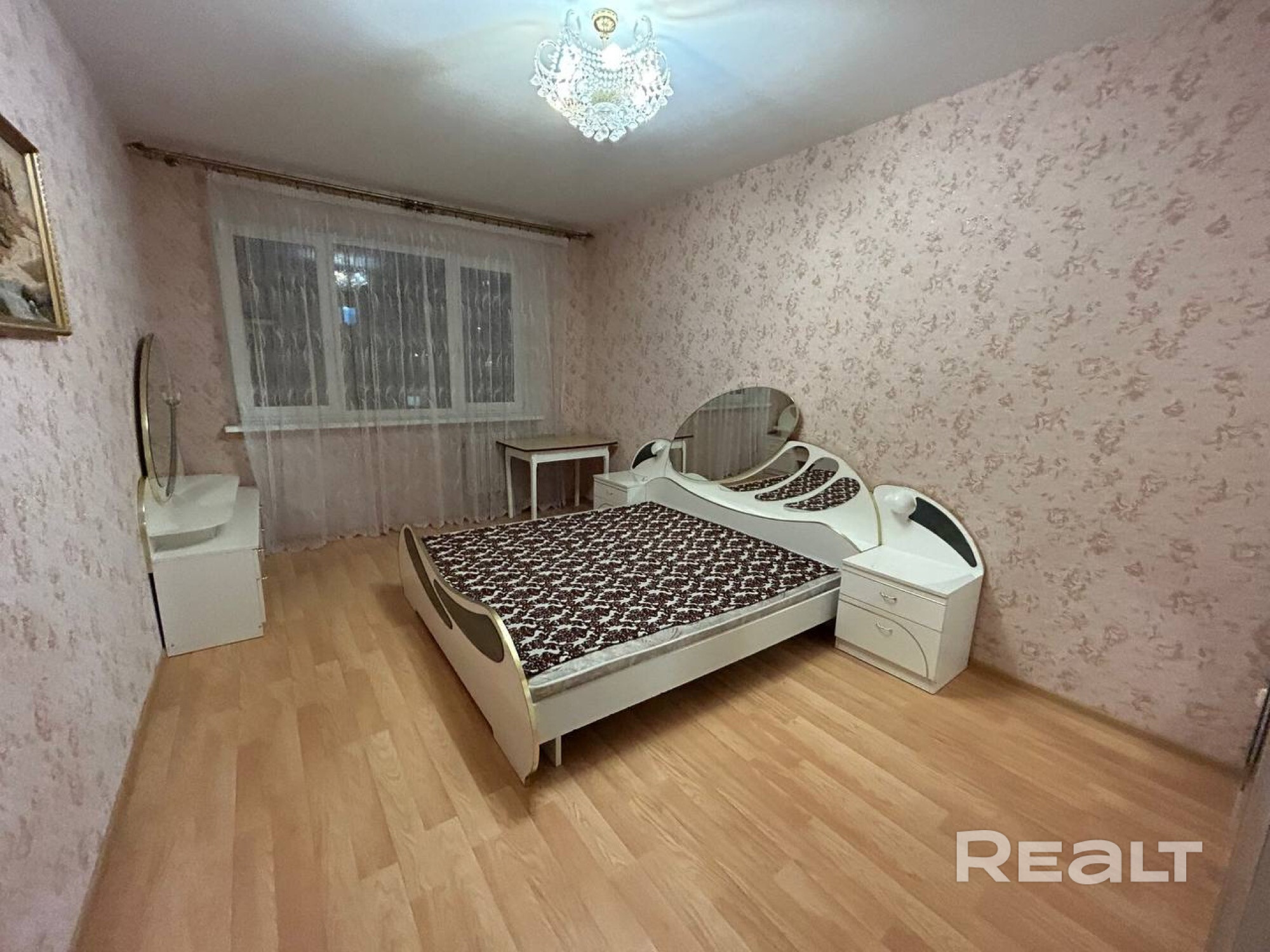 Предлагаем в аренду 3-х комнатную квартиру с ремонтом в районе станции метро Петровщина. Квартира просторная и светлая, около 100 площадью, расположена на две стороны. Все три комнаты изолированные. Сдаем на длительный срок исключительно. Звоните, покажем в удобное время. В стоимость включены коммунальные услуги. Обязательное условие: предоплата 12 месяцев при заселении, при оплате на 24 месяца - цена аренды будет ниже. Рассматриваем студентов из Китая. - Ansicht 3
