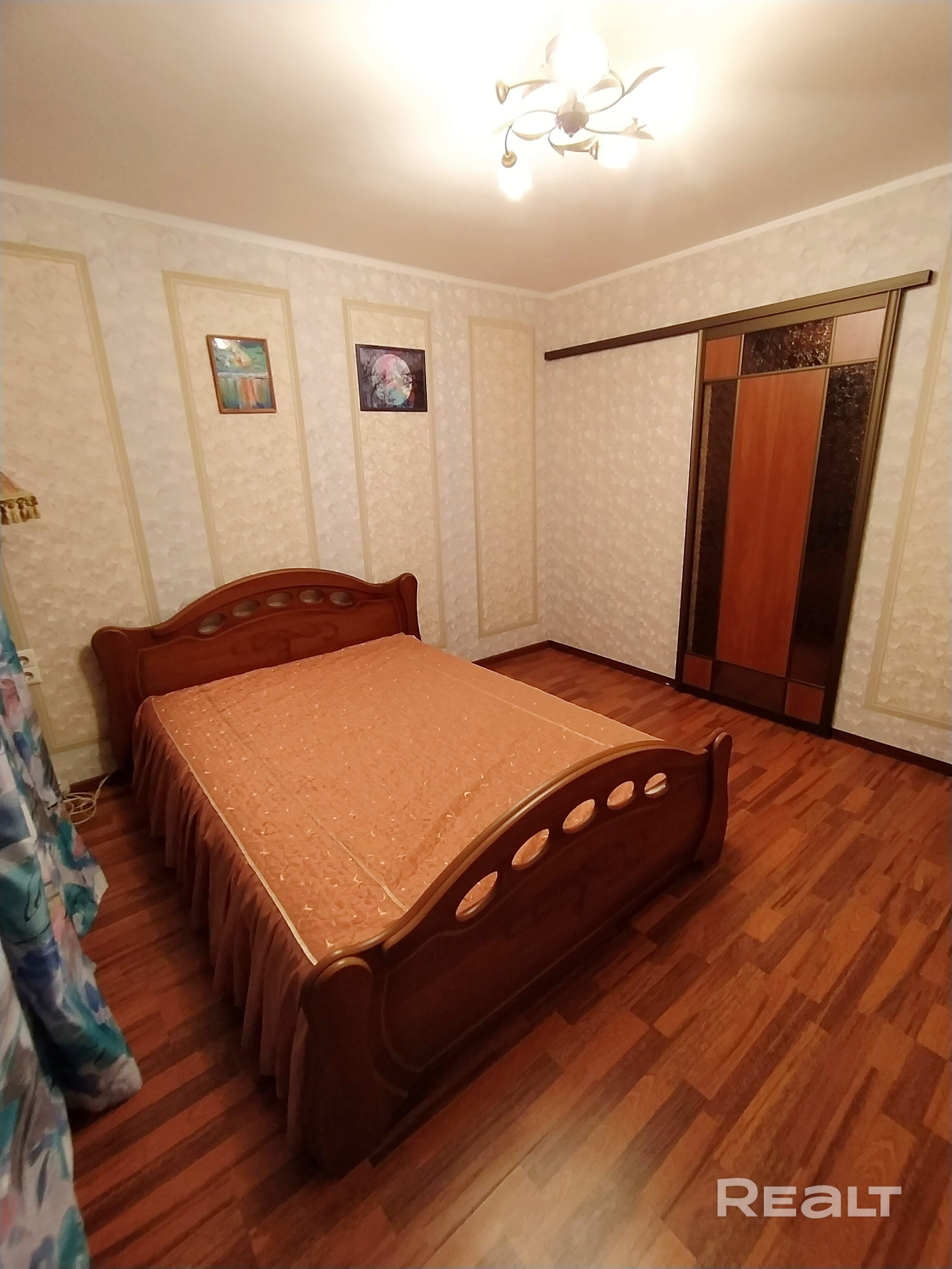 Чиста, аккуратная 2-комнатная квартира в шаговой доступности от метро Неморшанский сад. Две изолированные комнаты, не проходные. Большая кухня. Раздельный санузел. Вся необходимая мебель и техника (тв, холодильник, стиральная машина, микроволновка, робот-пылесос и др.). Прекрасная инфраструктура района - рядом большой Евроопт, аптека, отделение банка, несколько детских садов и школ, учреждения здравоохранения. Предоплата за месяц + коммунальные платежи + залог. Без животных. Можно с детьми. - Widok 2