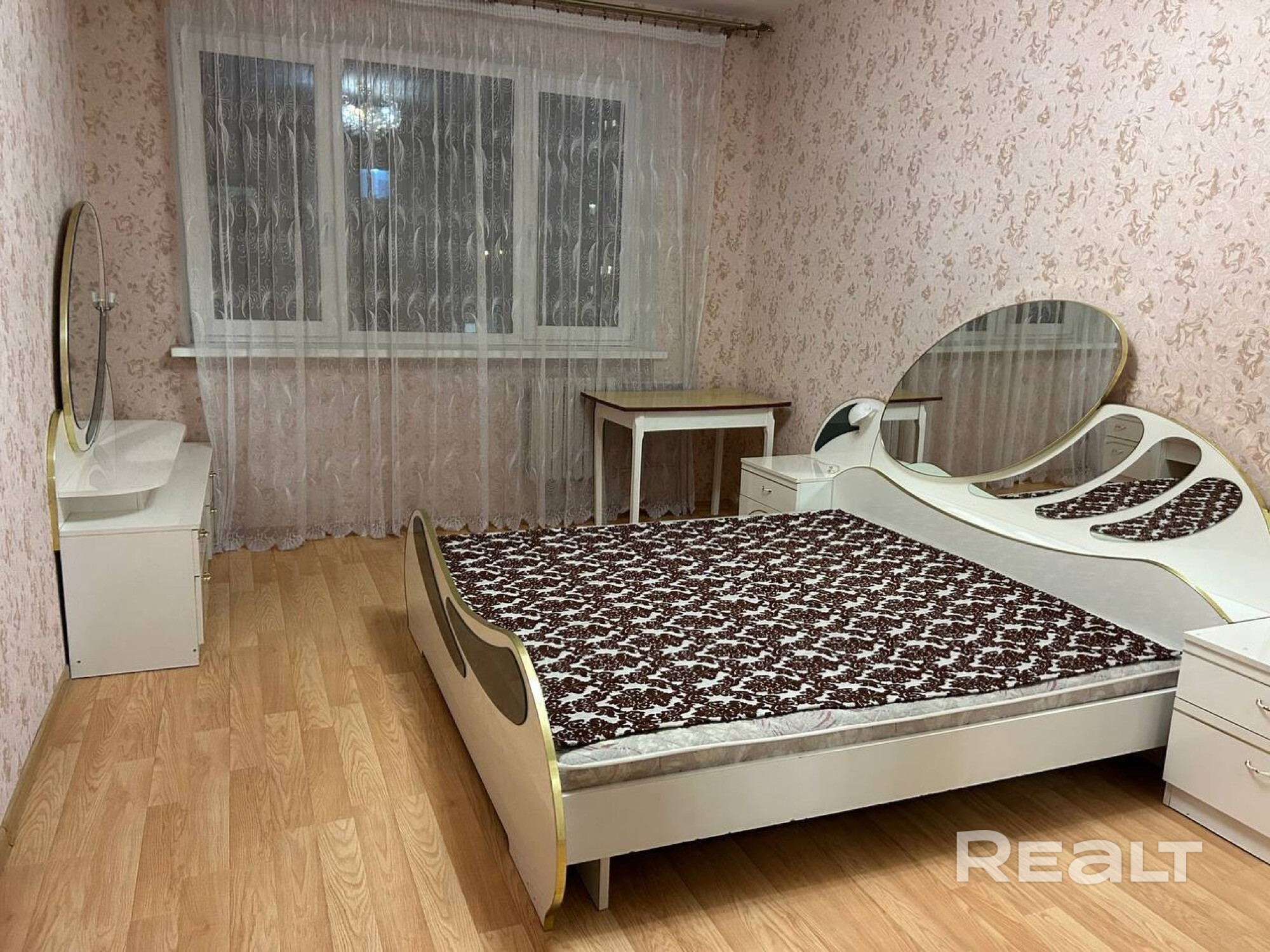 Предлагаем в аренду 3-х комнатную квартиру с ремонтом в районе станции метро Петровщина. Квартира просторная и светлая, около 100 площадью, расположена на две стороны. Все три комнаты изолированные. Сдаем на длительный срок исключительно. Звоните, покажем в удобное время. В стоимость включены коммунальные услуги. Обязательное условие: предоплата 12 месяцев при заселении, при оплате на 24 месяца - цена аренды будет ниже. Рассматриваем студентов из Китая. - Ansicht 5