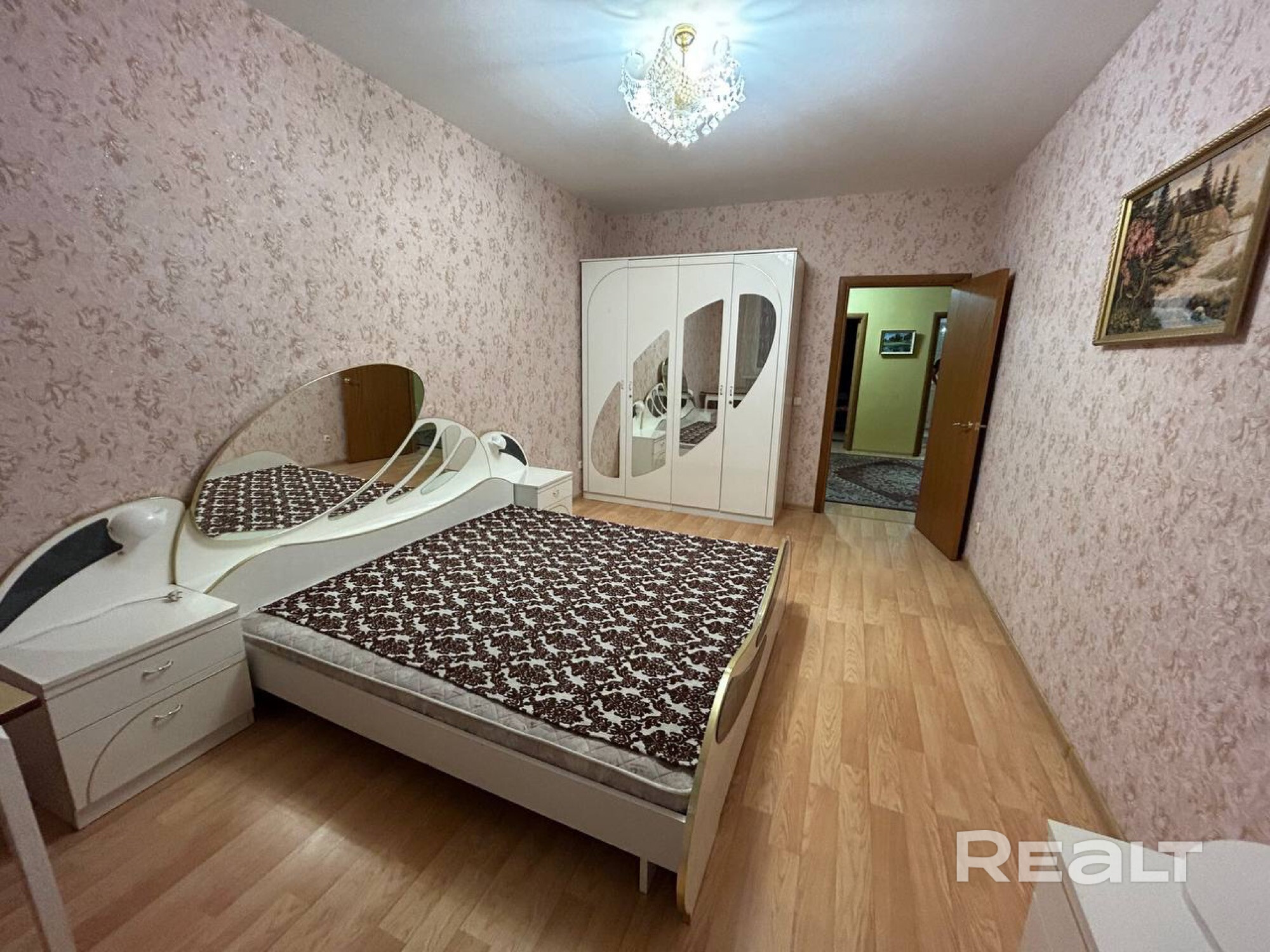 Предлагаем в аренду 3-х комнатную квартиру с ремонтом в районе станции метро Петровщина. Квартира просторная и светлая, около 100 площадью, расположена на две стороны. Все три комнаты изолированные. Сдаем на длительный срок исключительно. Звоните, покажем в удобное время. В стоимость включены коммунальные услуги. Обязательное условие: предоплата 12 месяцев при заселении, при оплате на 24 месяца - цена аренды будет ниже. Рассматриваем студентов из Китая. - Ansicht 4