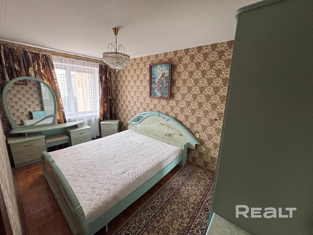 4-х комнатная от собственника.Отдельная кухня 9м2.Раздельный сан.узел.7ой этаж с лифтом.Спальня и две детских комнаты(одна из них с ТВ).Из одной комнаты выход на выход на балкон(5м2).Квартира полностью меблирована-см.фото.Пластиковые окна.Двойная входная дверь(металлическая,деревянная).Сигнализации на центральный пульт охраны.ТВ,интернет.Без домашних животных.Долгосрочная аренда. - Ansicht 5