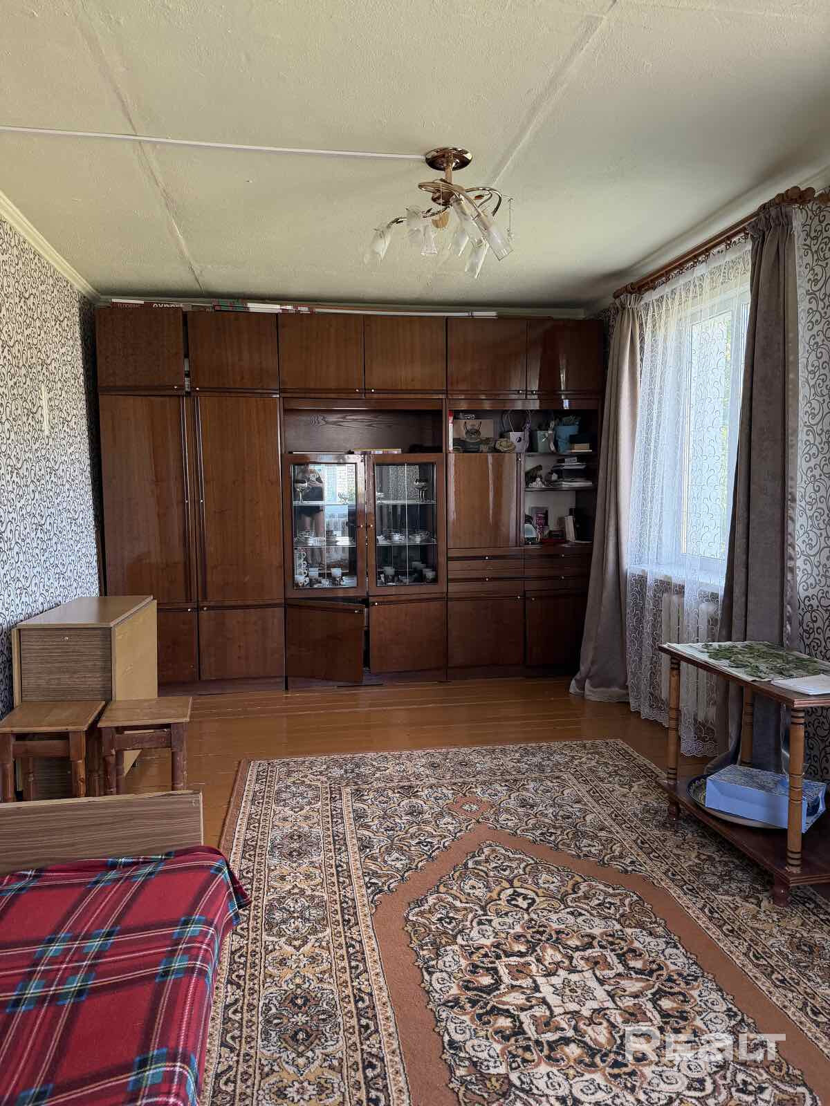 В продаже квартира в блокированном доме с земельным участком в агрогородке «Петришки», Молодечненское направление, 27 км от МКАД. Дом 1975 года постройки. Материал стен: сборно-щитовой, кирпич. Кровля: шифер. Двухкамерные стеклопакеты. Отопление дома: котел. Действующая печь. Канализация (перекатная 7 кубов). Дом утеплен пенопластом 5 мм, оштукатурен, окрашен. Квартира в блокированном доме: Общая площадь жилого помещения 37.1 кв.м. - Ansicht 5