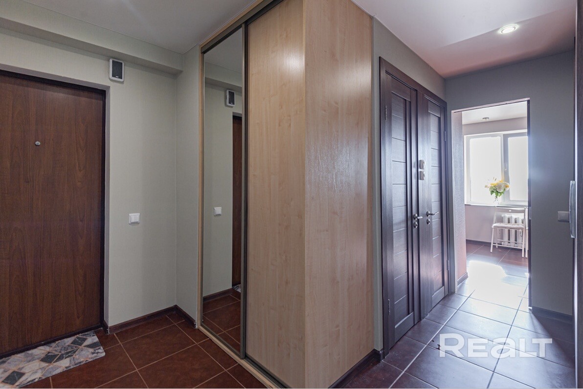 Продам трехкомнатную квартиру в шаговой доступности до метро. Квартира с прекрасным видом на ночной город и на зеленую зону расположена на 11 этаже панельного дома. Уникальное расположение дома позволит с легкостью добраться в любую точку города и прогуляться до «Palazzo». Общая площадь квартиры указана без площади балкона (7м2).Ремонт выполнен в скандинавском стиле. Очень теплая и светлая квартира! - Widok 5