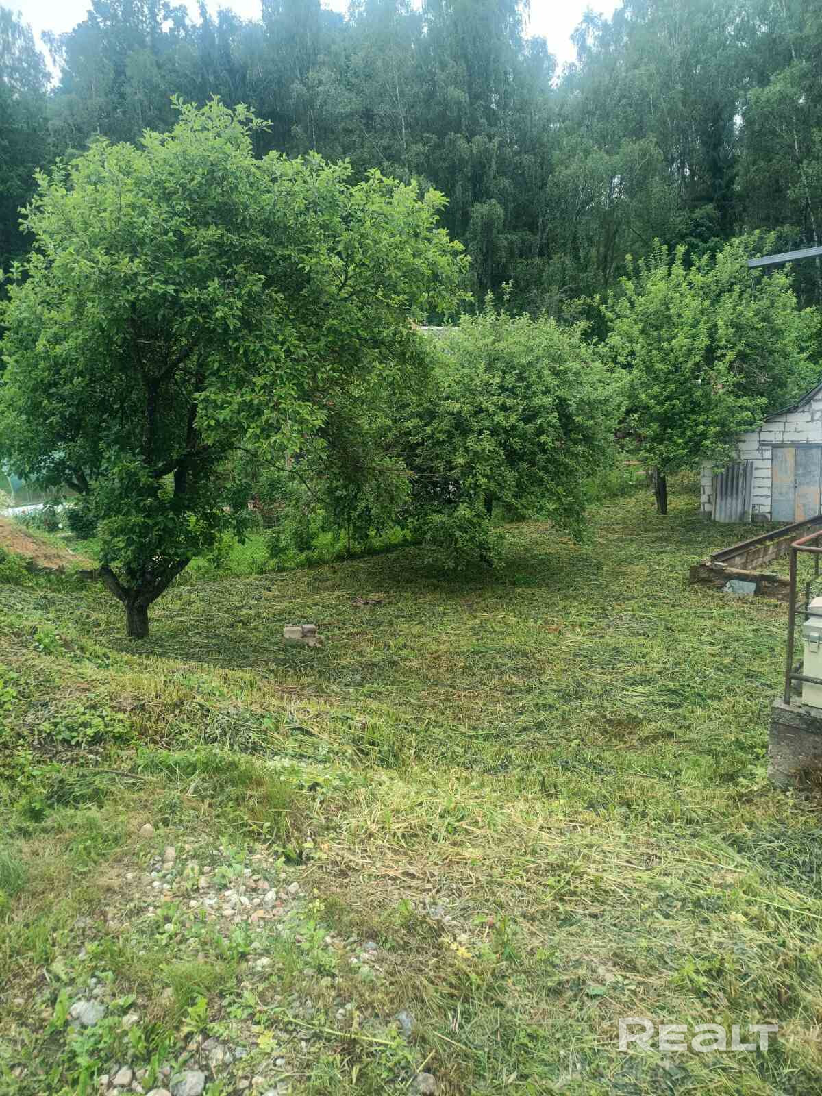 Дача продажа или аренда, расположена в живописном месте в 45 км от Минска по трассе Р28 (Минск-Молодечно-Нарочь).46 км от Минска в Молодечненском направлении. До остановки электрички 15 мин. ст.Лоси. Сам дом блочный обложен кирпичем , цокольный этаж по периметру,печью,газ балонный, 48м.кв. 2. Летний дом 25м.кв.+ мансарда 20м.кв., предусмотрен сан.узел в доме,печью, застекленная веранда с камином 20м.кв. и пристроенным сараем 17м.кв., в котором может проживать еще одна семья 3.Гараж 24м.кв.+парко - Widok 4