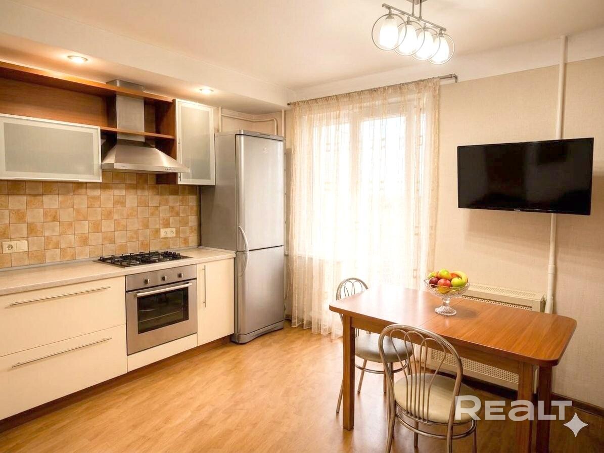 Сдается просторная квартира площадью 52 кв. метра на ул. Мазурова, 20. Ищете комфортное жилье, где не придется спотыкаться о вещи? Эта квартира — идеальный вариант. По цене однокомнатной вы получаете пространство, равное полноценной «двушке»! Сдается арендаторам без домашних животных. - Aanzicht 4