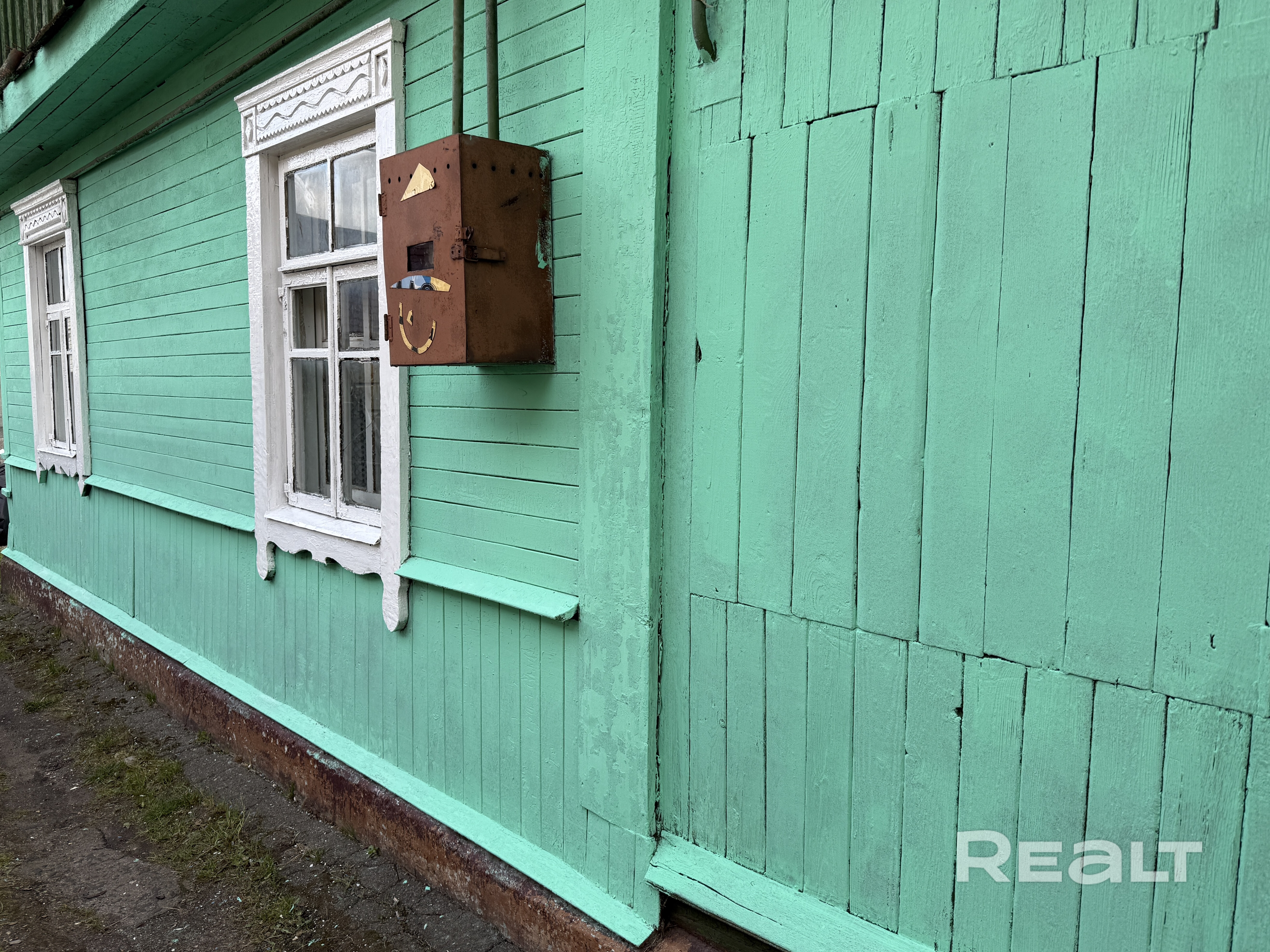 Продается деревянный дом в Заводском районе на "Северном посёлке", общей площадью 67,7 м2. На участке: гараж. Развитая инфраструктура: в шаговой доступности находятся школа, детские сады, магазины, сквер "Лужок", в конце улицы лес для прогулок, поликлиника, оздоровительный комплекс "Мандарин". 15 минут до метро "Могилевская", Удобный выезд на МКАД. - Vista 3