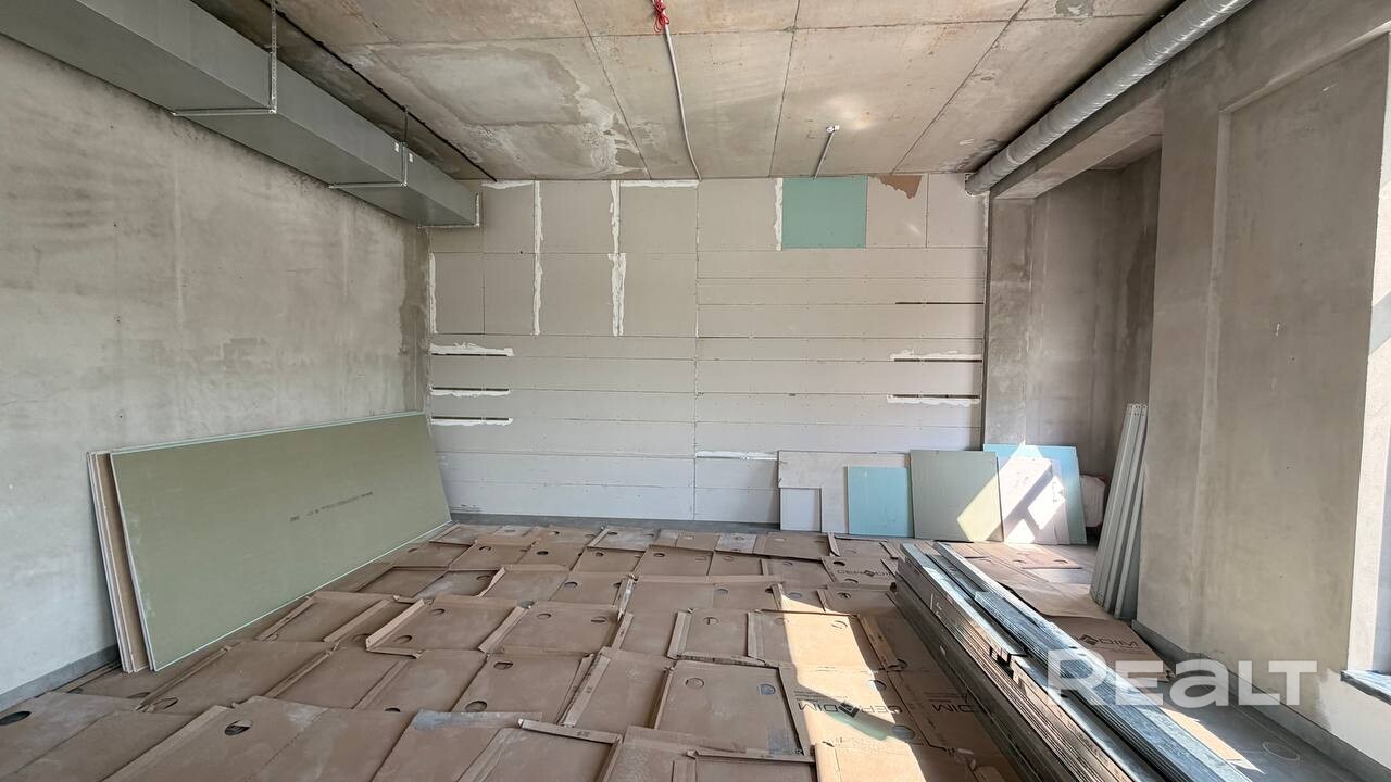 Предлагается в аренду коммерческое помещение площадью 100 м² по адресу: пр-т Дзержинского, 163. Пространство без отделки позволит реализовать любой дизайн-проект под задачи Вашего бизнеса. Панорамное остекление обеспечивает отличное естественное освещение, предусмотрены три санузла, подключены электроснабжение 380 В (100 кВт) и приточно-вытяжная вентиляция. Помещение оборудовано пожарной сигнализацией, доступ 24/7. Рядом парковка. Подойдет под СТО, сферу услуг, торговое помещение, общепит, офис - Ansicht 5