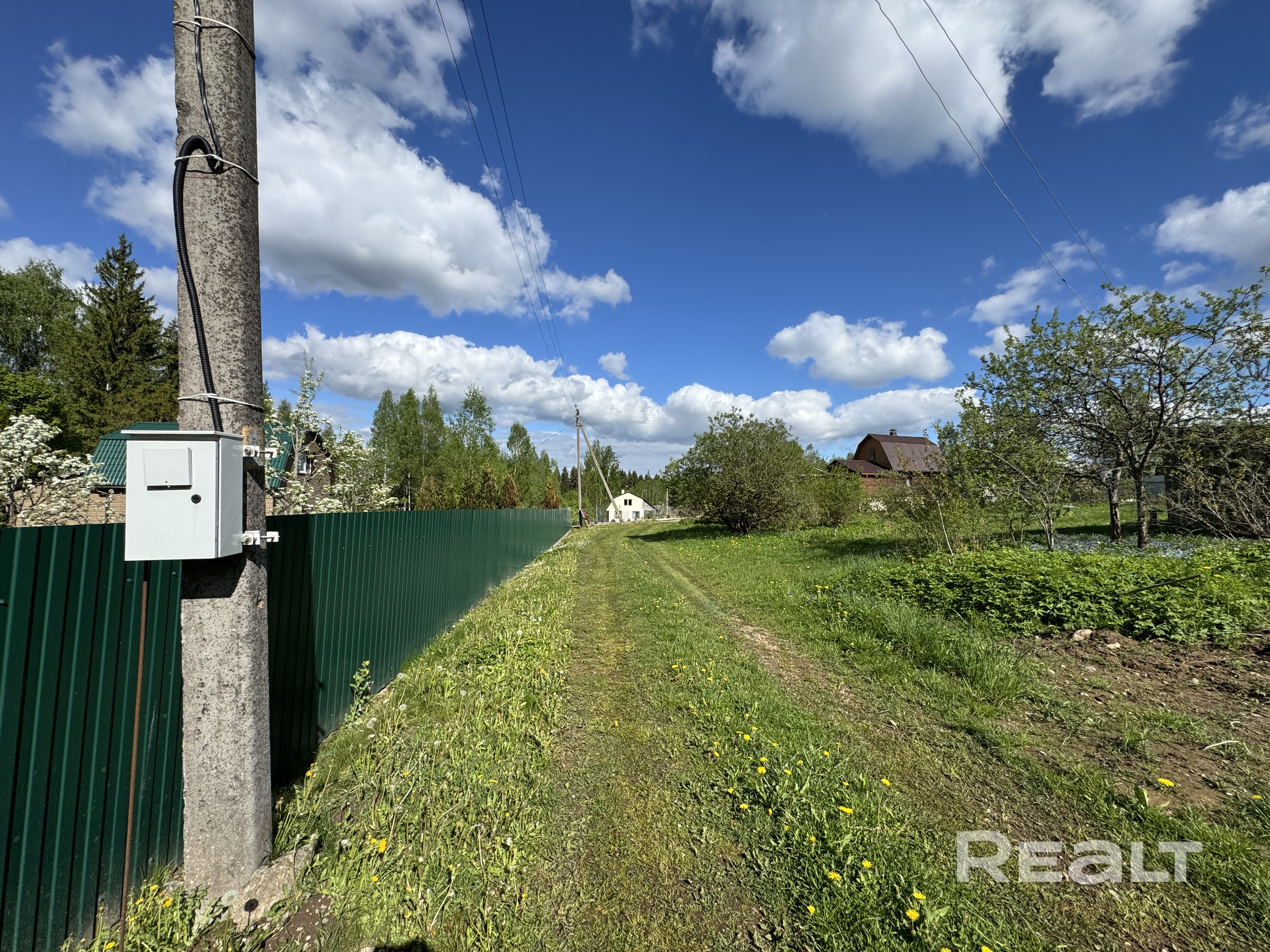 Участок идеально подойдет для строительства дома с целью посуточной сдачи в аренду либо загородной жизни. Тишина, нет никаких трасс и шумных дорог, отсутствие производств. Лес в шаговой доступности, чистый воздух, широкие дороги, участок расчищен для строительства дома. Вода и электричество прямо возле границ участка. Планы изменились, поэтому продаю. - Ansicht 5