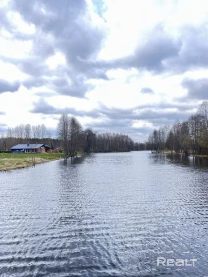Готовый загородный дом с террасой и строящейся баней в природоохранной зоне, река опоясывает участок, с одной стороны озеро, с другой стороны лес, огромный ровный участок, уединенный от деревни без соседей, удобный подъезд, 2-3 км до центра аг.Нарочь с продуктовыми и строймагазинами, мед услугами, ГУО и т.д. До г.Сморгонь и г. Вилейка 10-15 мин езды. Подведены все коммуникации, льготное электроотопление, глубокая скважина с чистейшей родниковой водой. Сопровождение по дальнейшему благоустройству – pohled 3