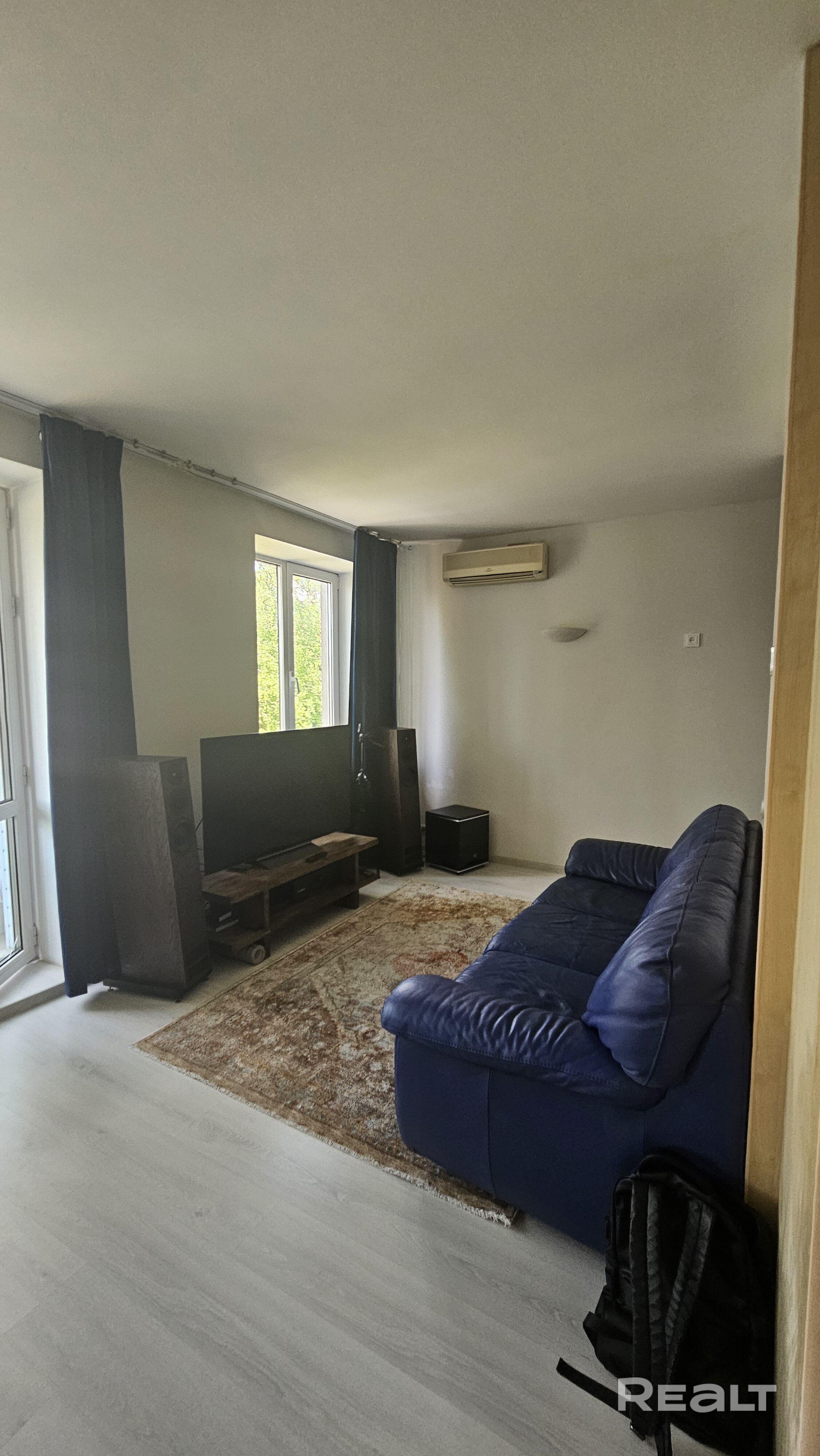 Светлая студия 42 м² в центре. Идеально для IT или сотрудников посольств. Для одного ответственного человека, без животных. Просторное пространство, отдельная спальня с двуспальной кроватью и ортопедическим матрасом. Кожаный диван, дизайнерский ремонт, премиальная кухонная техника и сантехника. Рядом метро, отличная транспортная доступность. Круглосуточное видеонаблюдение. Инфраструктура: круглосуточный магазин «Гиппо». Все условия для комфортной жизни. - Więcej