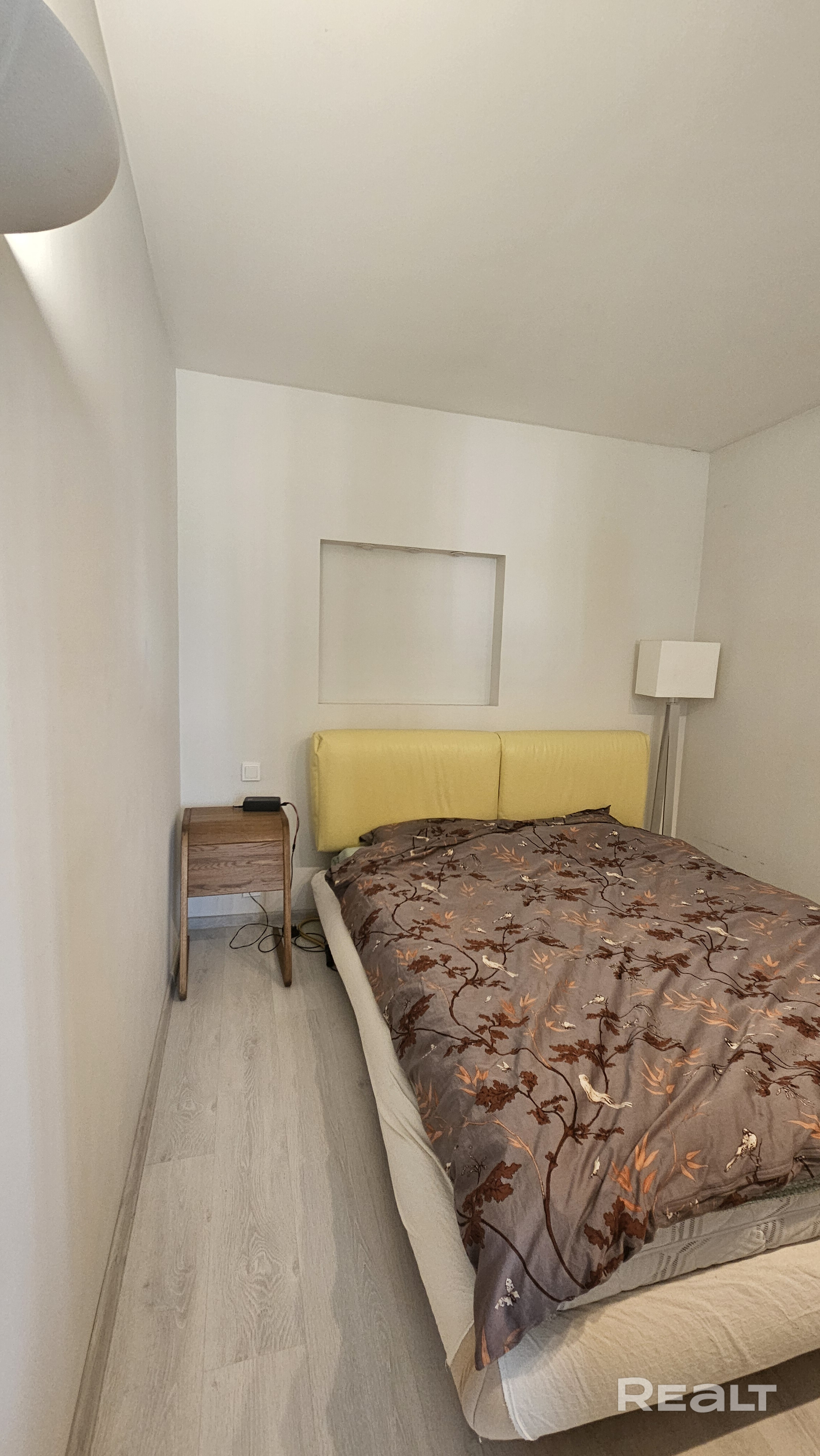 Светлая студия 42 м² в центре. Идеально для IT или сотрудников посольств. Для одного ответственного человека, без животных. Просторное пространство, отдельная спальня с двуспальной кроватью и ортопедическим матрасом. Кожаный диван, дизайнерский ремонт, премиальная кухонная техника и сантехника. Рядом метро, отличная транспортная доступность. Круглосуточное видеонаблюдение. Инфраструктура: круглосуточный магазин «Гиппо». Все условия для комфортной жизни. - Fler