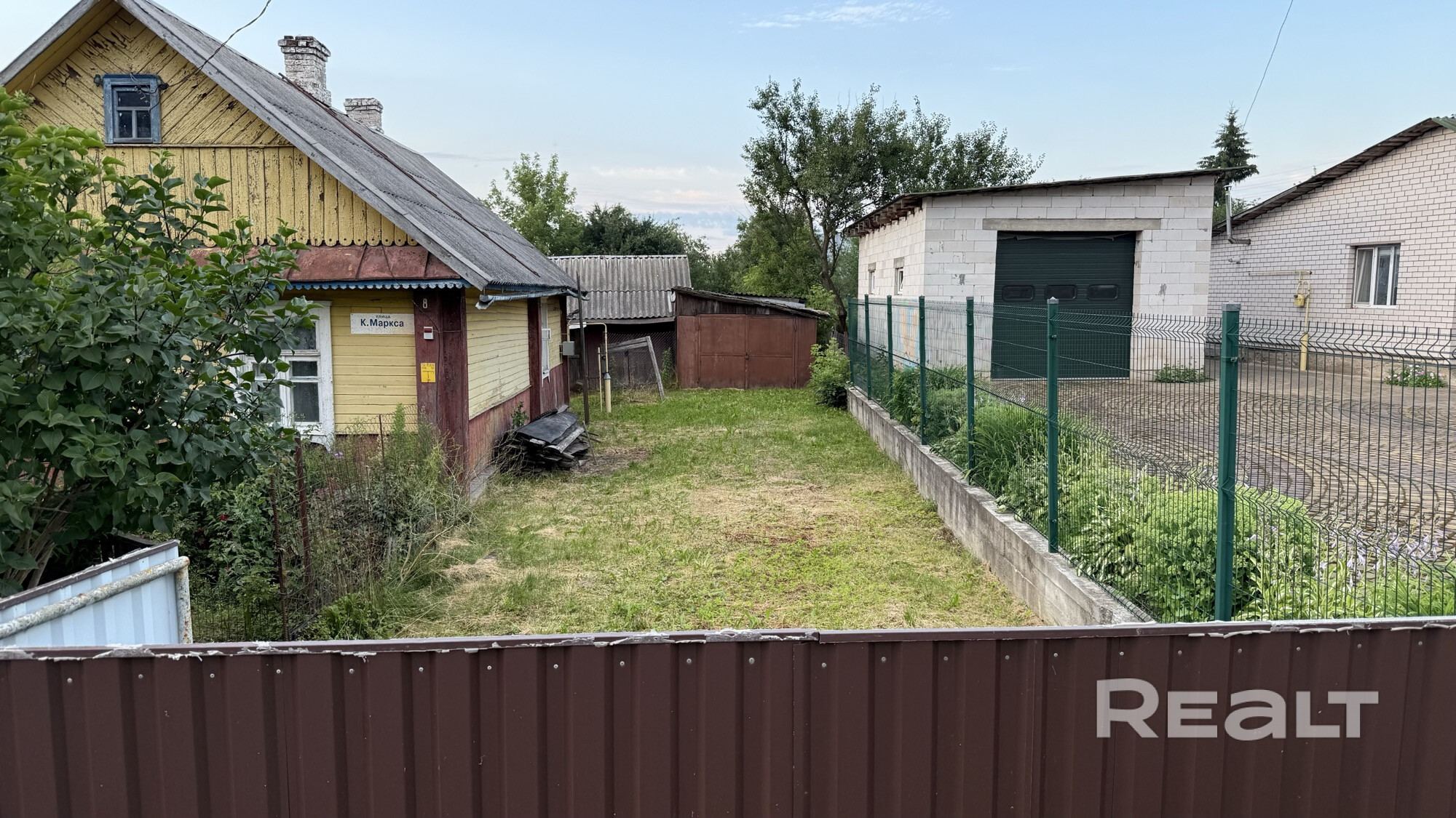 Продается дом с участком 15 соток. Внутри - газовое отопление, во дворе - колодец. Отличное месторасположение: рядом магазины, детский санаторий и хорошее транспортное сообщение до школы, детского сада, поликлиники и банка. Регулярные маршрутные такси и автобусы до Минска. Идеальное место для комфортной жизни! Цена договорная!Для получения доп. информации и организации просмотра звоните по номеру: +37529 324-93-90 ЕЛЕНА Отвечаем только по телефону с 9:00 до 21:00! АГЕНТСТВА просьба НЕ БЕСПОКОИТЬ - Ansicht 3
