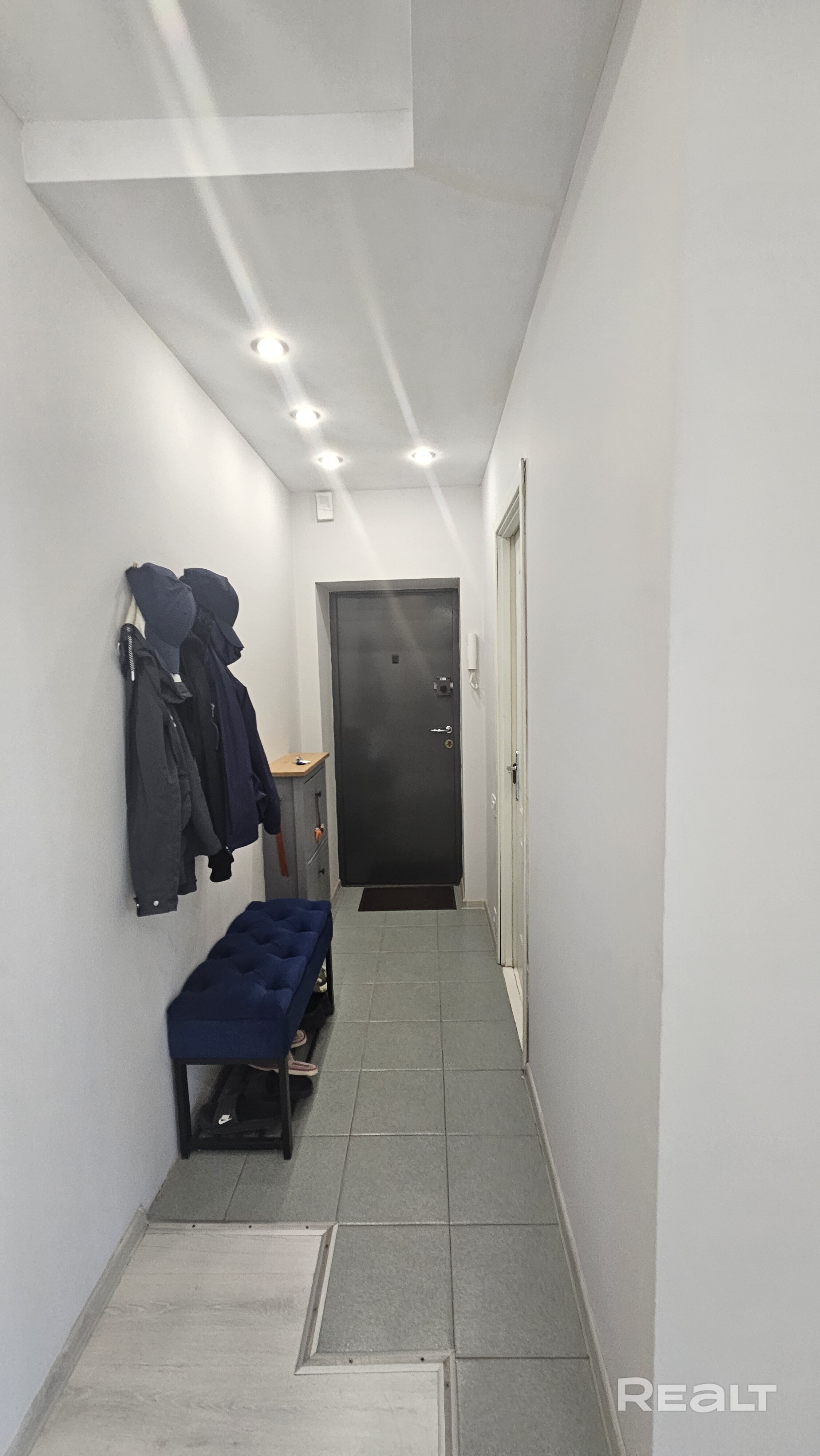 Светлая студия 42 м² в центре. Идеально для IT или сотрудников посольств. Для одного ответственного человека, без животных. Просторное пространство, отдельная спальня с двуспальной кроватью и ортопедическим матрасом. Кожаный диван, дизайнерский ремонт, премиальная кухонная техника и сантехника. Рядом метро, отличная транспортная доступность. Круглосуточное видеонаблюдение. Инфраструктура: круглосуточный магазин «Гиппо». Все условия для комфортной жизни. - Widok 3