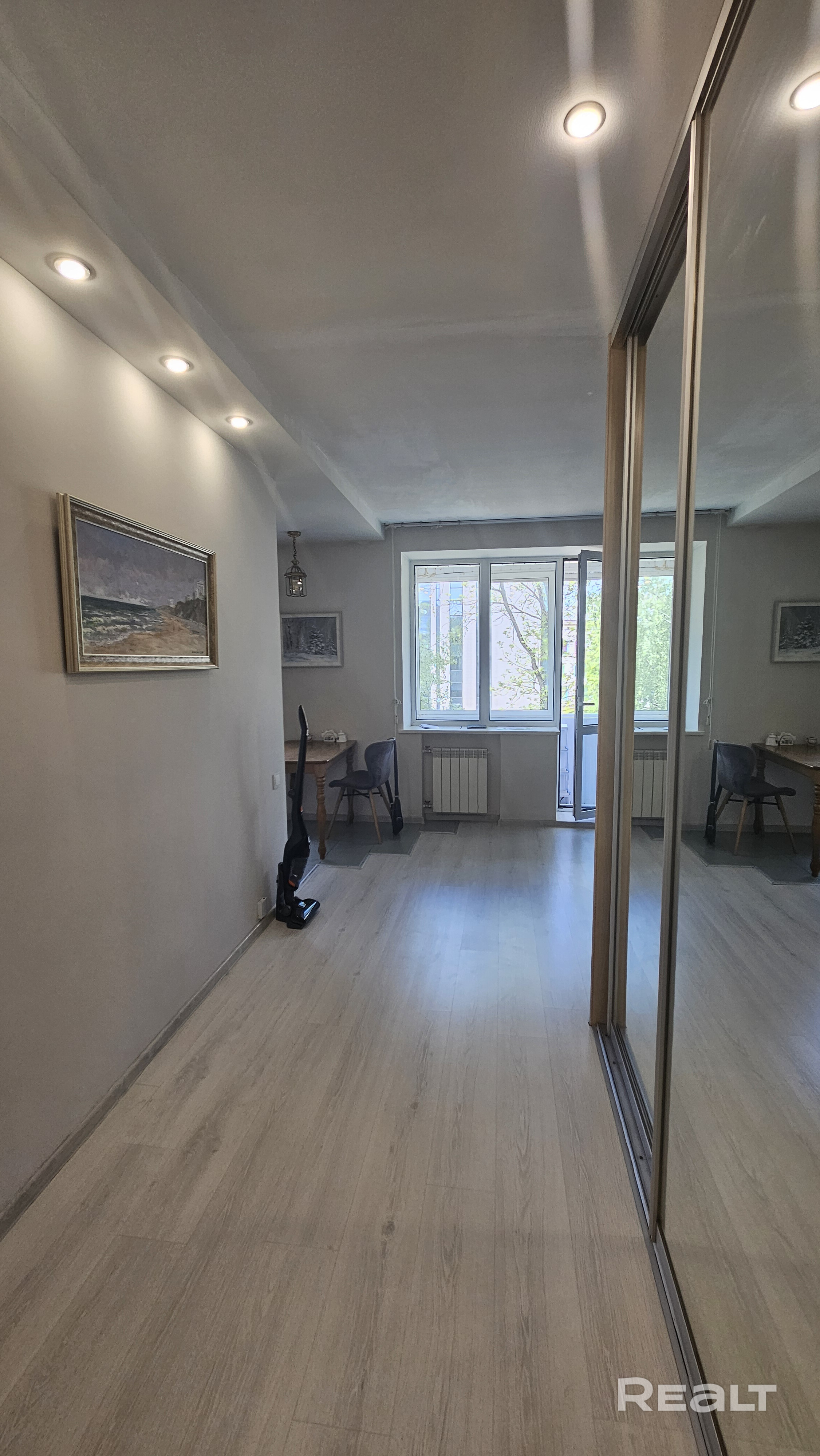 Светлая студия 42 м² в центре. Идеально для IT или сотрудников посольств. Для одного ответственного человека, без животных. Просторное пространство, отдельная спальня с двуспальной кроватью и ортопедическим матрасом. Кожаный диван, дизайнерский ремонт, премиальная кухонная техника и сантехника. Рядом метро, отличная транспортная доступность. Круглосуточное видеонаблюдение. Инфраструктура: круглосуточный магазин «Гиппо». Все условия для комфортной жизни. - Widok 6