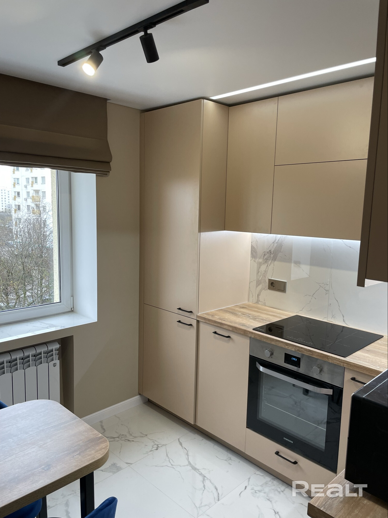 Продаю сам!!!! Риэлторам не беспокоить!!Продается отличная 2х комнатная квартира в центре! Новый ремонт, вся бытовая техника, посудомоечная машина, бойлер, встроенный холодильник, 2 тв, полы с подогревом на кухне и балконе ( новые окна и утеплен), все необходимая мебель, 2 кондиционера, чистая продажа - Widok 3