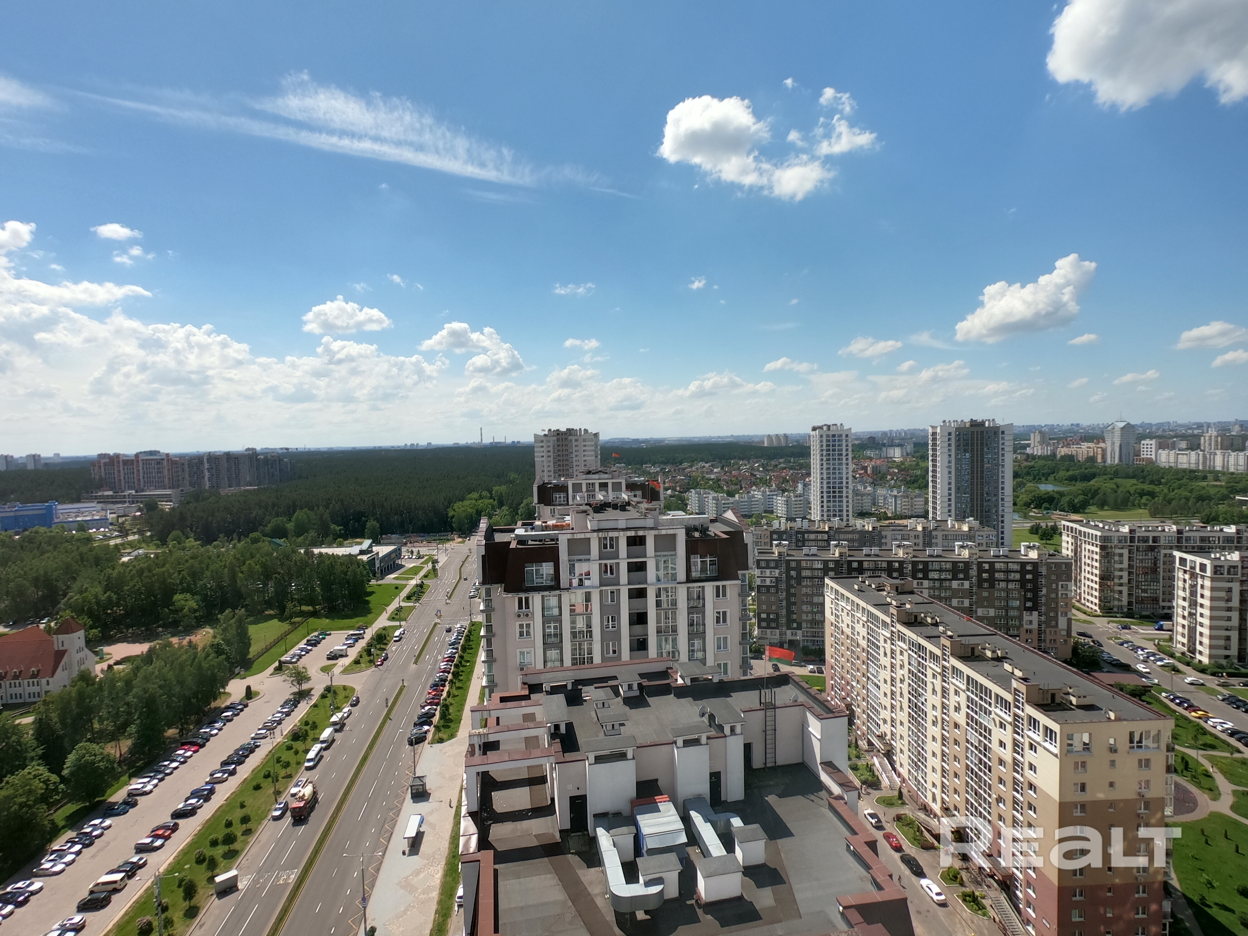 Дизайнерская 2-комнатная квартира с панорамным видом в ЖК «Маяк Минска» Предлагается в аренду стильная и светлая 2-комнатная квартира площадью 65 м² с дизайнерским ремонтом в стиле американской классики. Квартира расположена в современном жилом комплексе «Маяк Минска» и полностью готова к комфортному проживанию. - Aanzicht 3