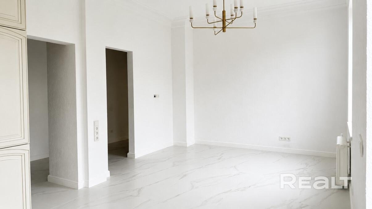 Продается 2-комнатная квартира с дизайнерским ремонтом в центре Минска. Ремонт делали с использованием качественных и современных материалов, для себя, перезалиты полы, поменяна вся электрика и сантехника, установлена система Нептун. Отличная планировка-просторная кухня-гостиная и отдельная спальня. В пешей доступности находятся детские сады, школы, магазинчики, кафе. Есть всё необходимое для комфортной жизни или инвестирования. Парковка около дома огорожена шлагбаумом. - Ansicht 4