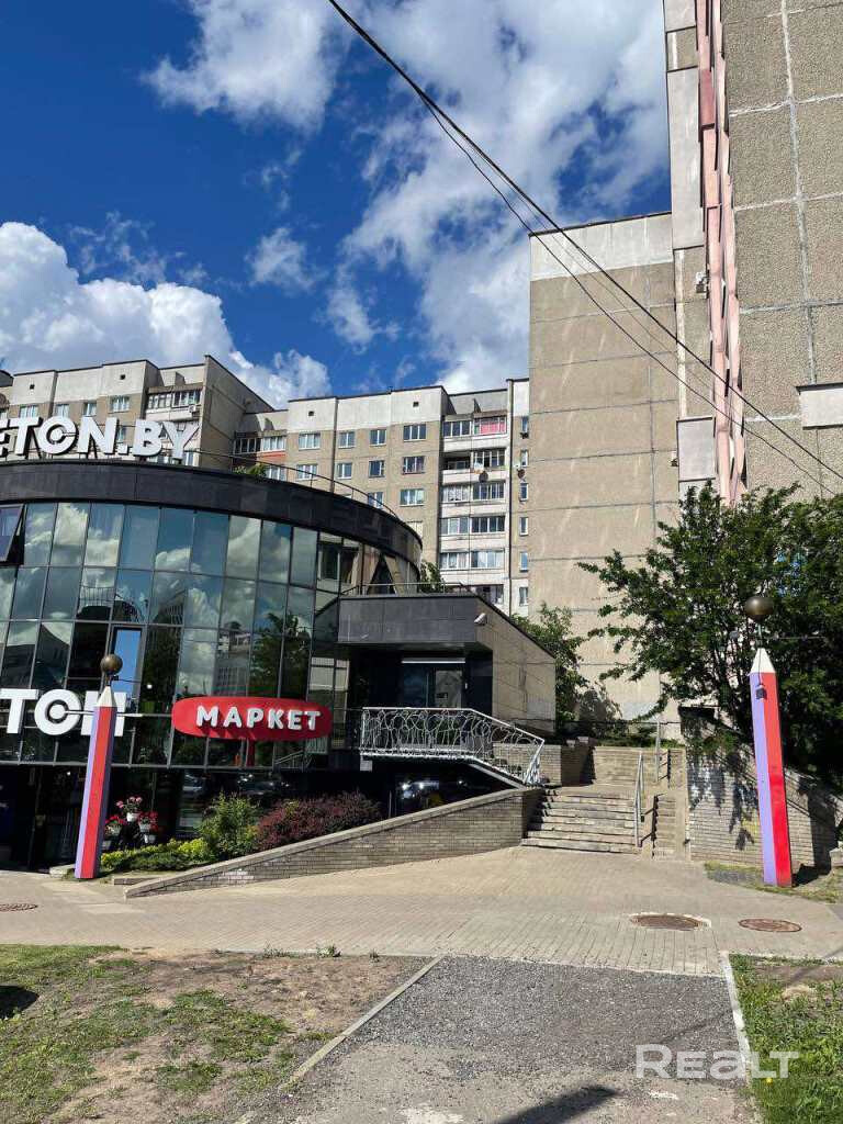 Продаётся 2-х комн. в квартира на высоком первом этаже с выполненными черновыми работами. В шаговой доступности магазины, ТЦ "Европа", банки, гимназии, школы, детские сады. В двух остановках метро Академия наук", парк Дружбы народов. Комаровский рынок. Свободна, чистая продажа, ключи в день с - Ansicht 3