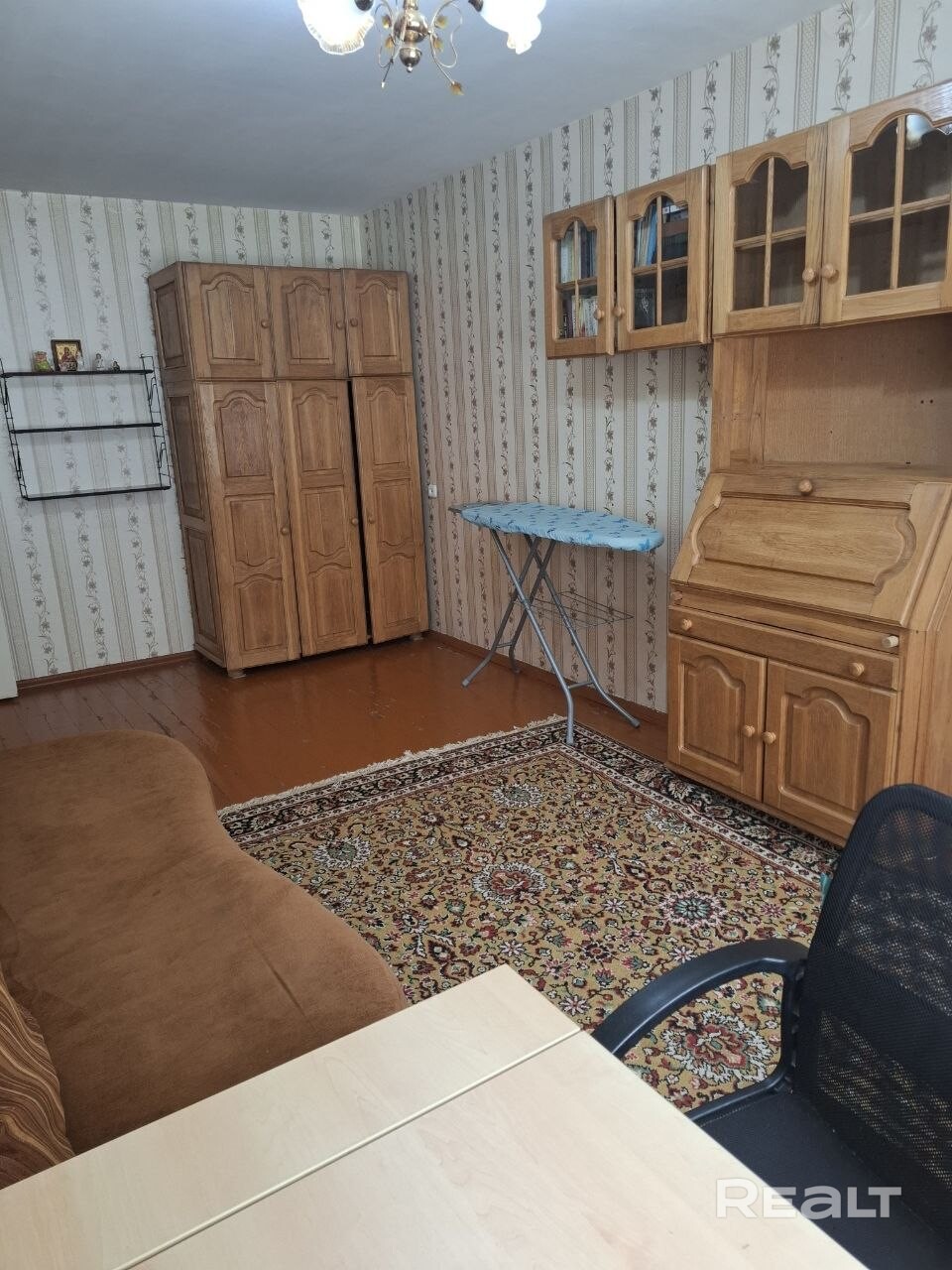 Продается 2х комнатная квартира с большими просторными комнатами в Октябрьском районе. Обжитой район, вблизи школа и два детских сада, магазины, рынок, парк с водоемом и горнолыжным комплексом. Квартира полностью готова к проживанию или сдаче в аренду, т.к. продается с мебелью и техникой (холодильник, стиральная машина, плита, телевизор, пылесос), тихие интеллигентные соседи. Новые счетчики на воду, подвал, телефон, заведен оптоволоконный интернет. Отличная транспортная доступность. Звоните. - Widok 5