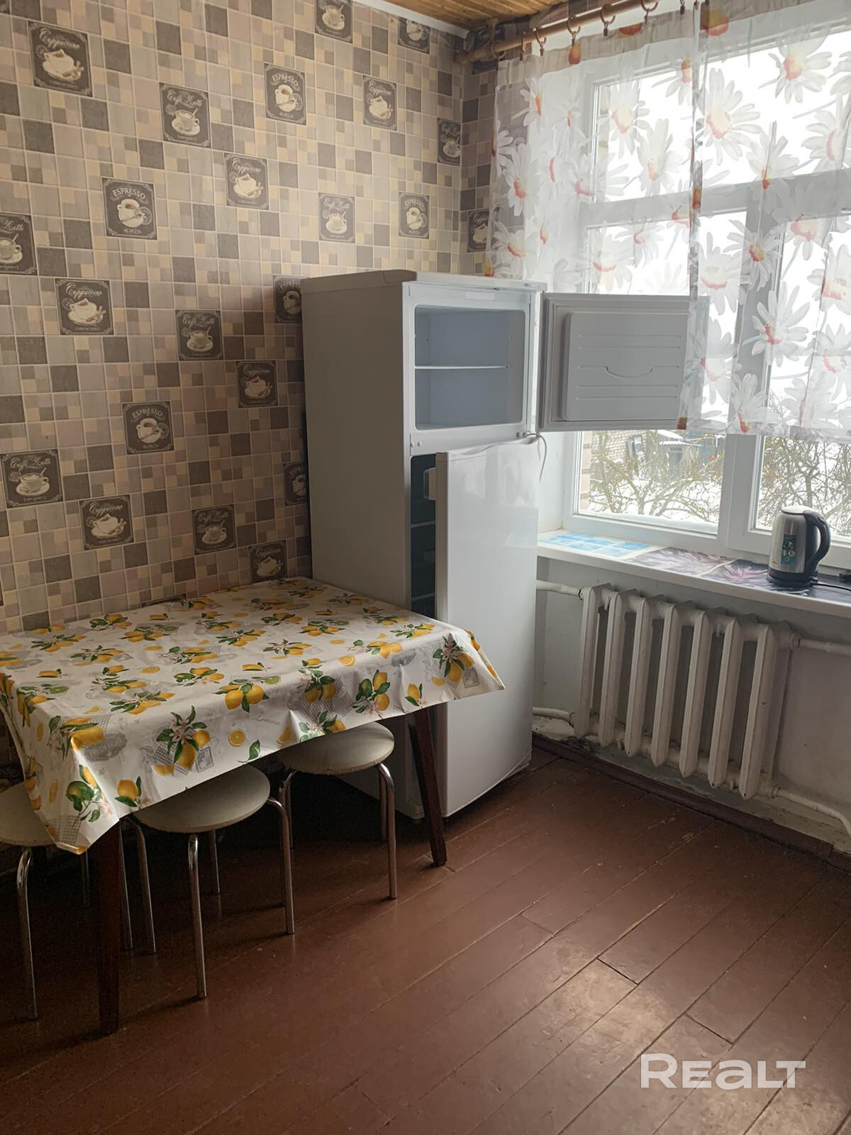 Продается дом в аг Щомыслица (Минский район) возле Минска (3 км до МКАД). Общая жилая площадь - 155,9 м2. 3 уровня (цокольный этаж). Центральная вода, местная канализация. Газовое отопление. Дом использовался для сдачи в аренду сотрудникам (на первом этаже есть две душевые, на втором этаже одна комната переоборудована в кухню, на каждом этаже есть отдельный туалет). Площадь участка - 15 соток. На участке посажен сад, имеется хозпостройка, теплица. Дом и участок находятся в частной собственности. - Widok 6