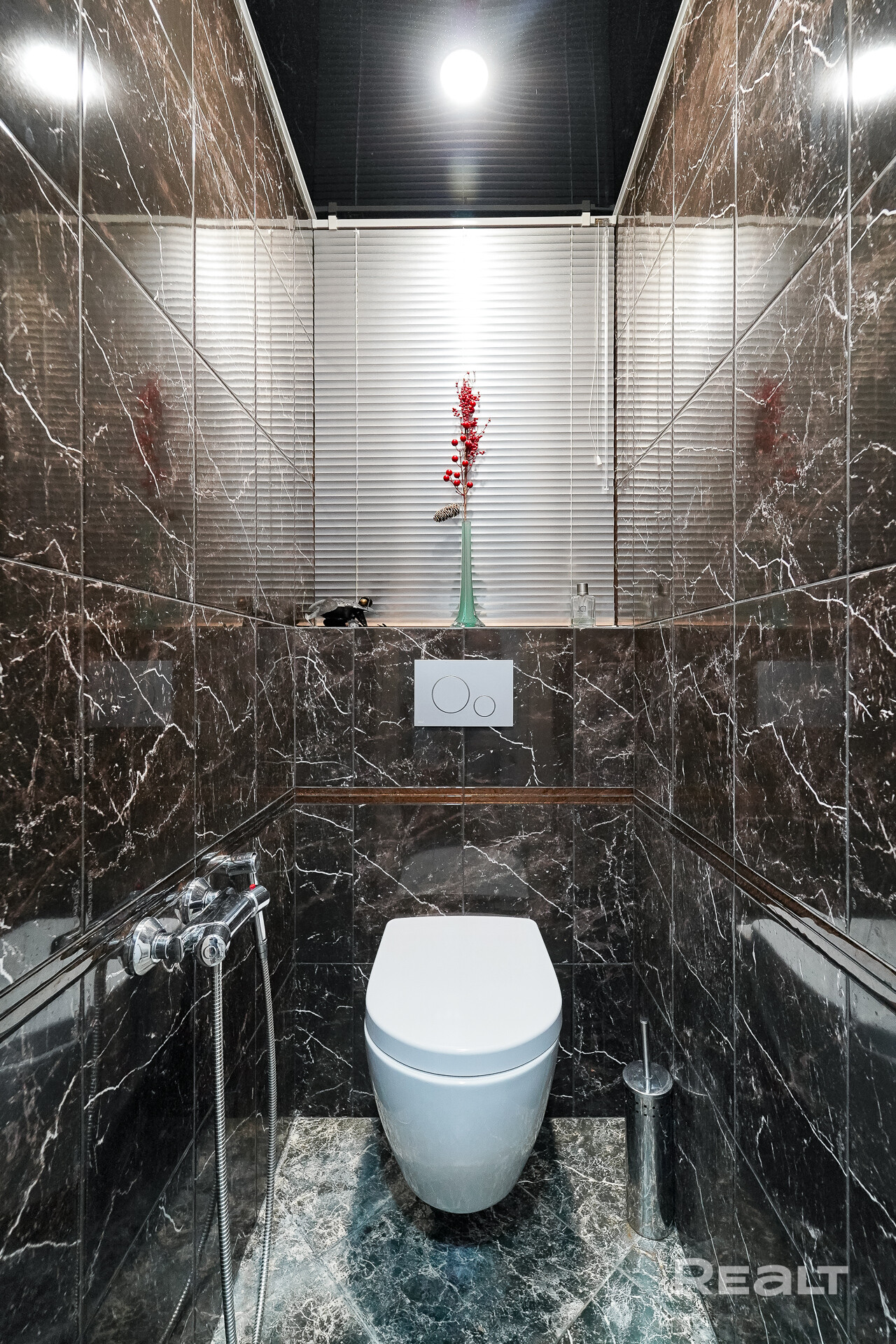 Сдаётся комфортабельная, стильная студия в самом центре города. Рядом две станции метро и хорошее транспортное сообщение. Парковка во дворе и вдоль улицы. Дом кирпичный после капитального ремонта с хорошей шумоизоляцией, чистым подъездом и интилегентными соседями. В квартире есть все необходимое постельное белье, полотенца, посуда, и кухонная техника. Для комфортного микроклимата-кондиционер и подозреваемые полы. В шаговой доступности большое количество ресторанов и мест для прогулок. - Mehr