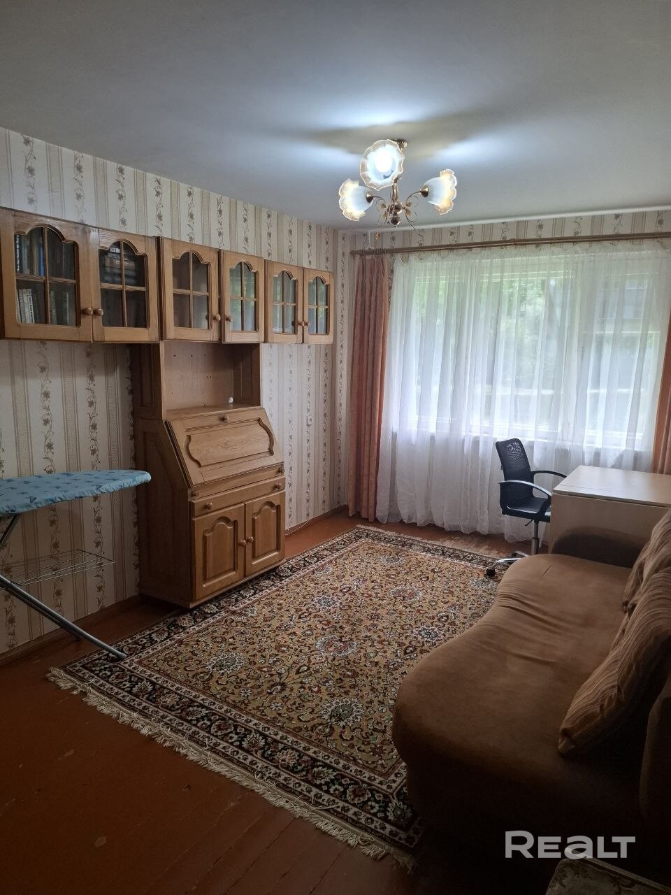 Продается 2х комнатная квартира с большими просторными комнатами в Октябрьском районе. Обжитой район, вблизи школа и два детских сада, магазины, рынок, парк с водоемом и горнолыжным комплексом. Квартира полностью готова к проживанию или сдаче в аренду, т.к. продается с мебелью и техникой (холодильник, стиральная машина, плита, телевизор, пылесос), тихие интеллигентные соседи. Новые счетчики на воду, подвал, телефон, заведен оптоволоконный интернет. Отличная транспортная доступность. Звоните. - Widok 4