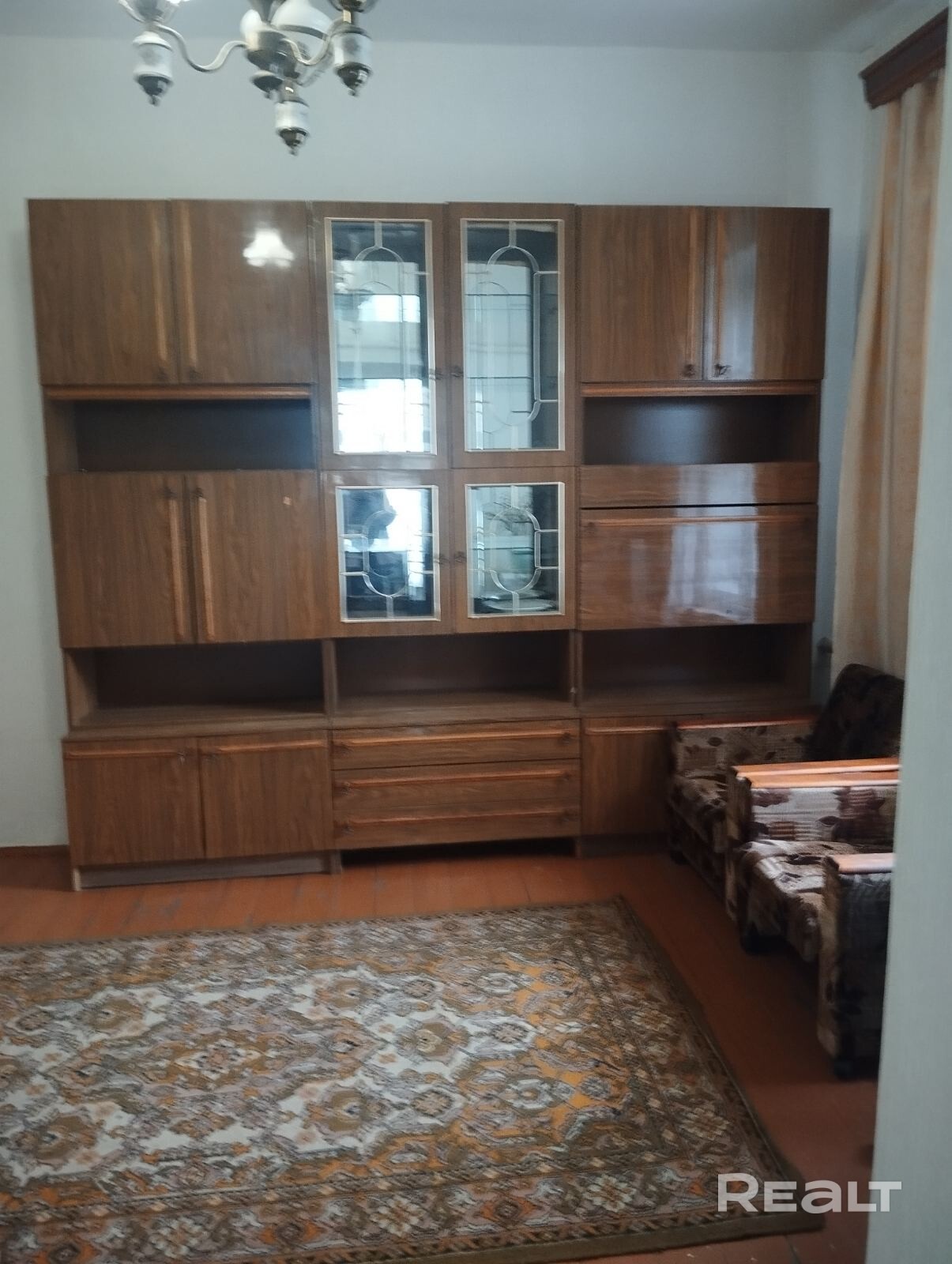 Продаётся четырёхкомнатная квартира общей площадью 58,9 м.кв. в четырёхквартирном блокированном жилом доме. Во дворе гараж + сарай с погребом.Также имеется небольшой участок для отдыха и барбекю.Все окна выходят во двор, индивидуальное отопления (газовый котёл),горячая вода(бойлер). - Bild 4