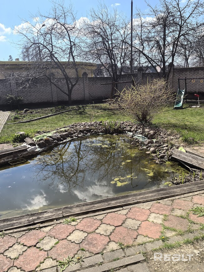 Толщина стен 50 см. 5 спальных комнат, 25-30 кв.м. каждая. Зал 70кв.м. Спортивный зал с тренажерами. Бильярд. Гараж в доме 6х6 м. Отдельно стоящий гараж. Отдельно стоящая баня. Ухоженный участок с плодовыми деревьями. Прудик с карасями. Остановка транспорта 50 метров. Магазины (много разных), аптека, банк, поликлиника 200 метров. Школа 300 м. Дет. сад 700м. - Ansicht 3