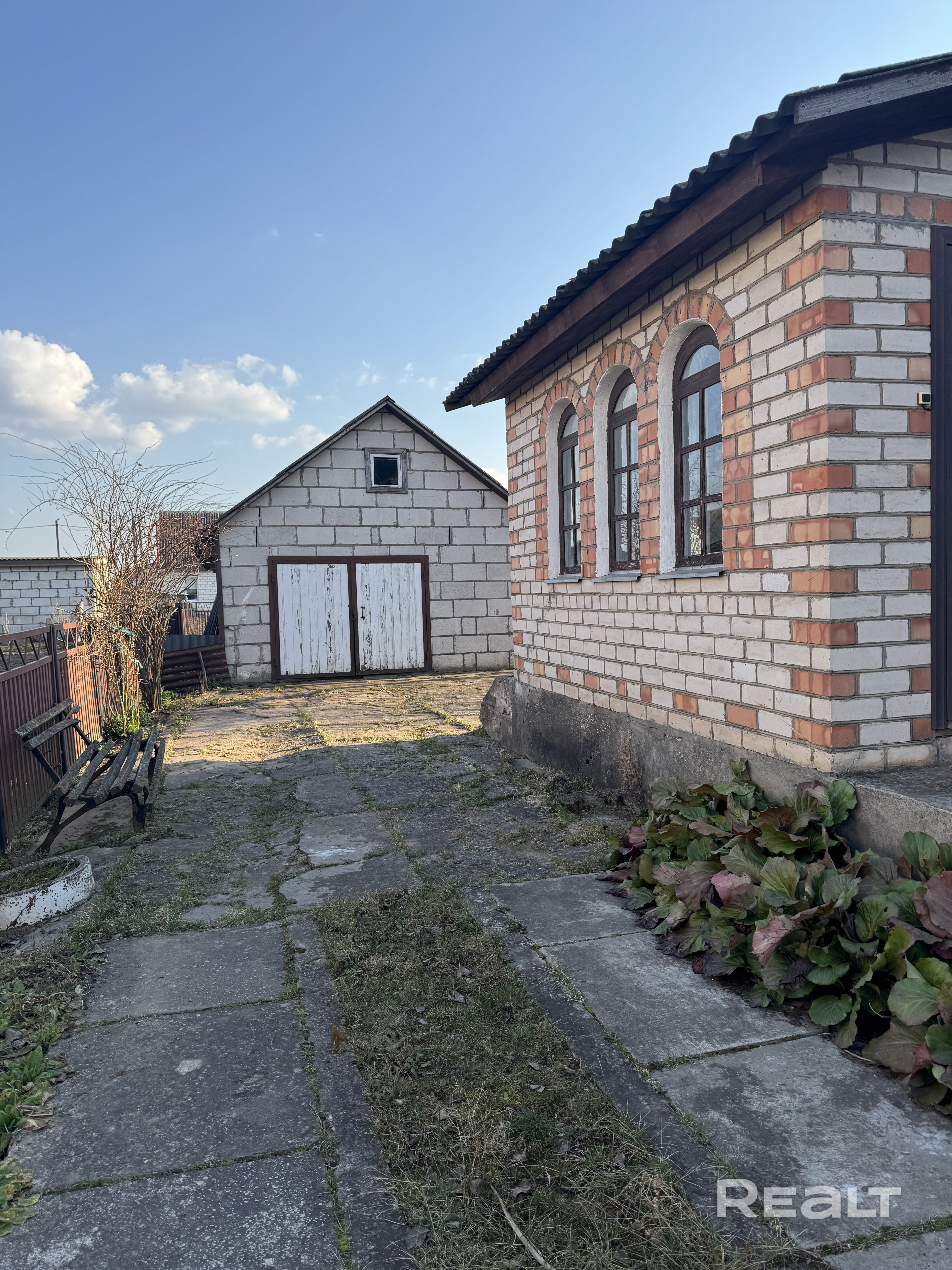 Продам уютный 2 этажный дом 190, 6 м2, жилая площадь 79,6 м2. 1 этаж отапливаемый, 2 этаж мансарда. В доме: газовое отопление, центральный водопровод, бойлер, установлены стеклопакеты. На участке отдельный гараж и помещение для хоз. нужд, весь участок огорожен металлическим забором. На участке много плодовых деревьев и кустарников : яблони, груша, вишня, виноград, клубника, и много многолетних декоративных растений. Чистая продажа от собственника. - Widok 6
