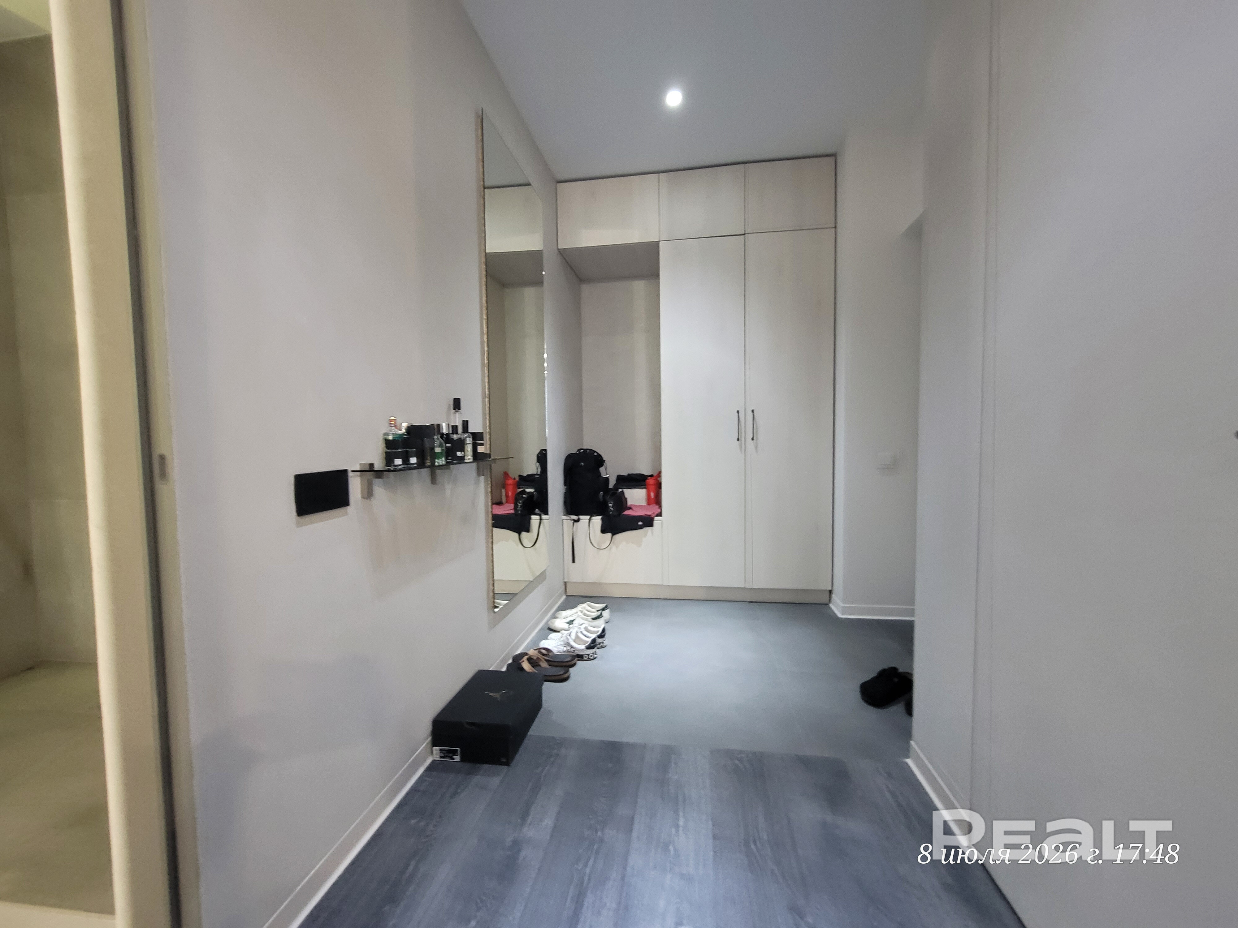 адрес: улица Грибоедова 1 Просторная современная стильная уютная теплая чистая светлая студия квартира! Пол ламинат Pergo Стены микро цемент ТВ- 75 lg + саундбар Стол 60*180 Деревянные жалюзи - бамбук Кондиционер Стирально-сушильная машина LG Спальное место 180*220 Большая душевая Кухня - посудомойка , духовка микроволновка и тд приборы и тарелки Сдается на длительный срок! оплата за первый и последний месяц Официальный договор в РСЦ! 4 скоростных лифта Консьерж Квартира свободна ! - Widok 6