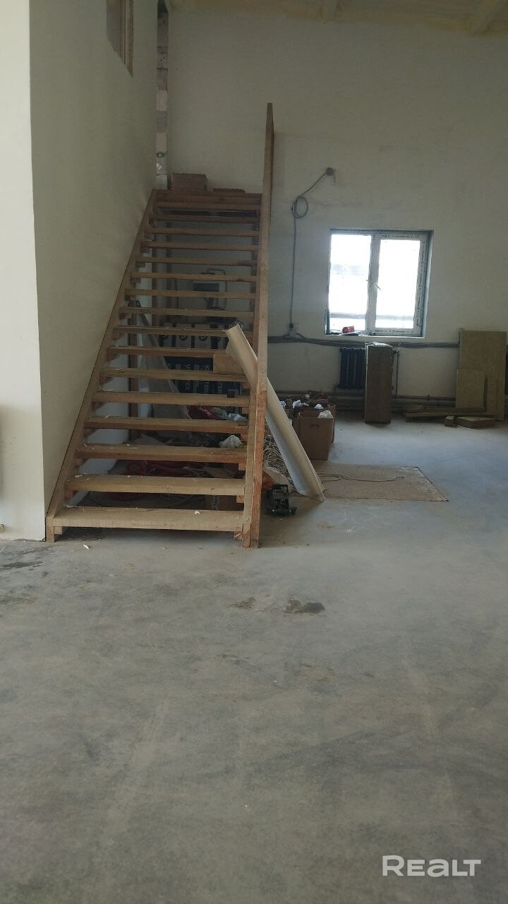 Большой дом с гаражом в 2.5 км от Заславля. Асфальт до участка. Стены блоки 400+50 утепление, отопление комбинированное(твердотопливный длительного горения +электро). Газ в деревне есть. . горячая и вода. Канализация переливная. Пол утеплен, хорошая локация. Частично выполнена внутренняя отделка. Высота потолков от 2.5 до 4.5м,в зависимости от помещения Размер ворот 4.15*4.6м - Ansicht 4