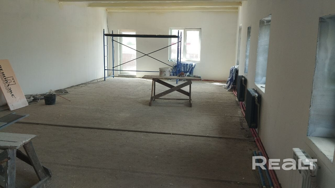 Большой дом с гаражом в 2.5 км от Заславля. Асфальт до участка. Стены блоки 400+50 утепление, отопление комбинированное(твердотопливный длительного горения +электро). Газ в деревне есть. . горячая и вода. Канализация переливная. Пол утеплен, хорошая локация. Частично выполнена внутренняя отделка. Высота потолков от 2.5 до 4.5м,в зависимости от помещения Размер ворот 4.15*4.6м - Ansicht 5