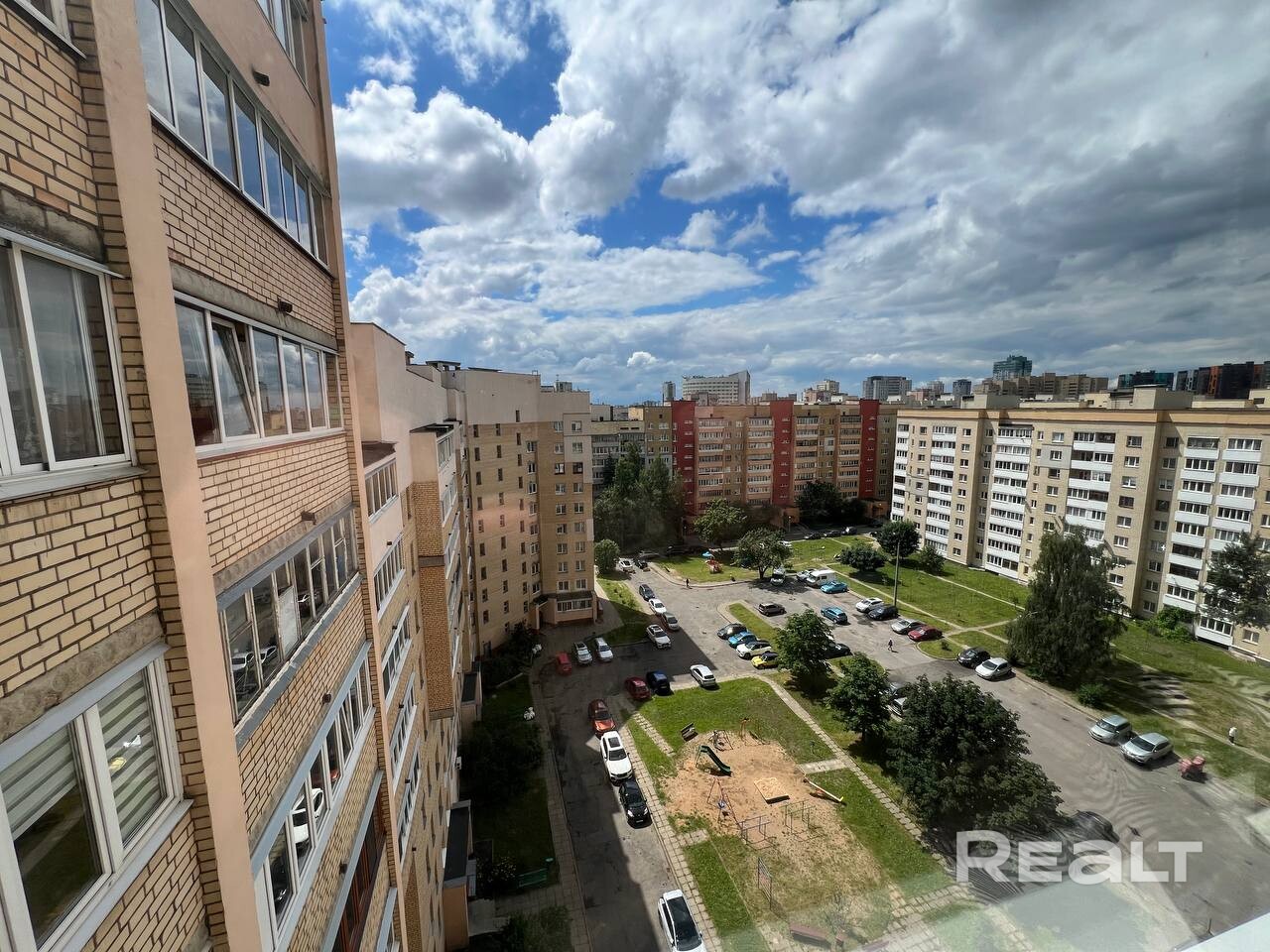 Продается уютная однокомнатная квартира. Через дорогу парк "Севастопольский". Окна выходят во двор, чистый подъезд, ухоженный двор, детская площадка, хорошее транспортное сообщение, несколько остановок от "Комаровский рынок", центра города. Метро в 10-15 минутах. В шаговой доступности магазины, школа. Чистая продажа. - Vista 3