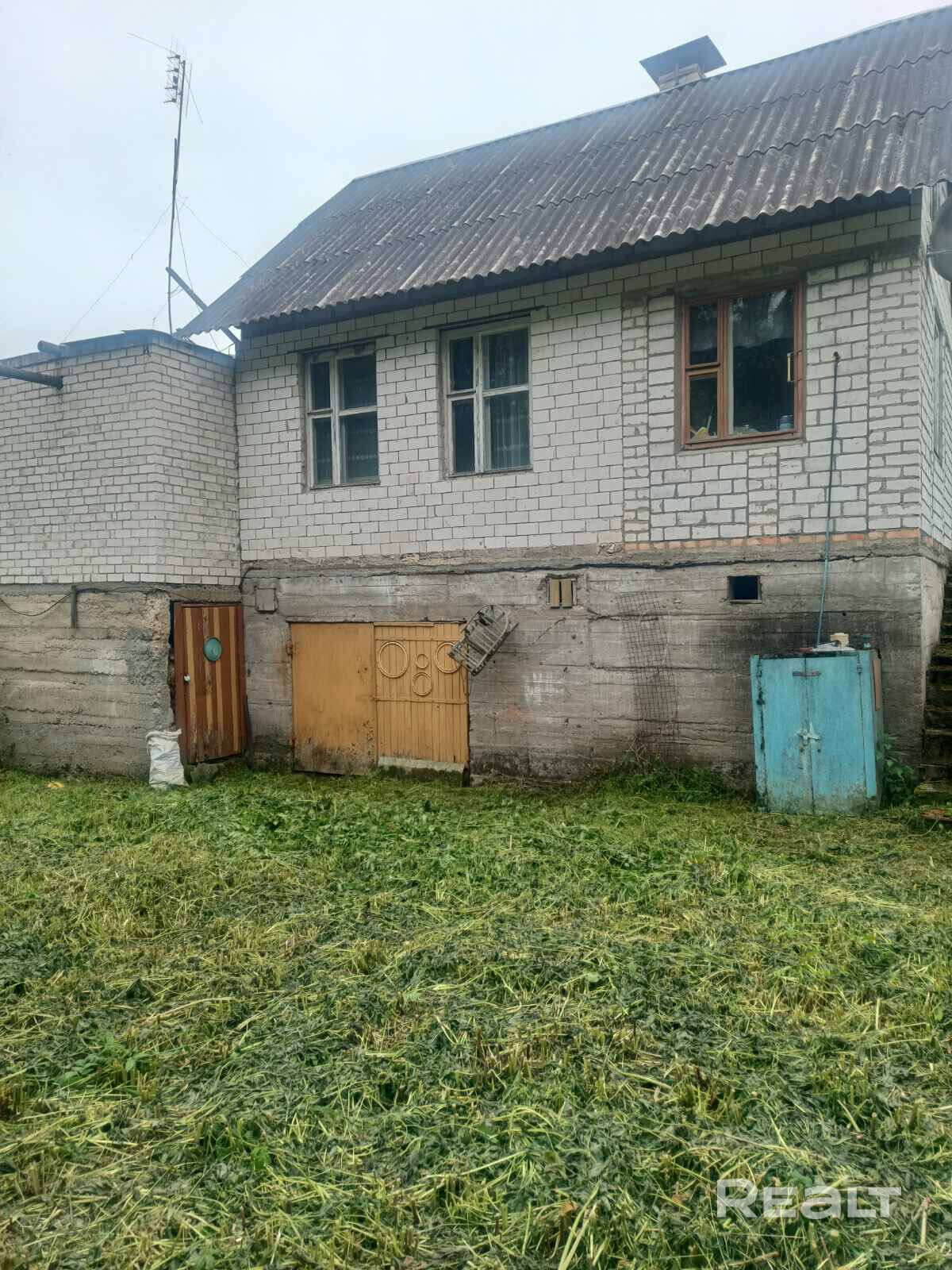 Дача продажа или аренда, расположена в живописном месте в 45 км от Минска по трассе Р28 (Минск-Молодечно-Нарочь).46 км от Минска в Молодечненском направлении. До остановки электрички 15 мин. ст.Лоси. Сам дом блочный обложен кирпичем , цокольный этаж по периметру,печью,газ балонный, 48м.кв. 2. Летний дом 25м.кв.+ мансарда 20м.кв., предусмотрен сан.узел в доме,печью, застекленная веранда с камином 20м.кв. и пристроенным сараем 17м.кв., в котором может проживать еще одна семья 3.Гараж 24м.кв.+парко - Więcej
