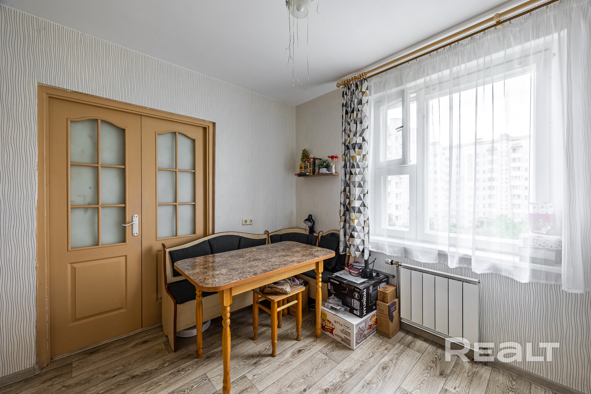 Продаются две большие комнаты 17,6 м2 и 17,1 м2 в трехкомнатной квартире в шаговой доступности от станции метро Каменная Горка! Права собственности и право пользования четко определены, в комнате 12,4м2 проживает молодой человек без вредных привычек. - Widok 4