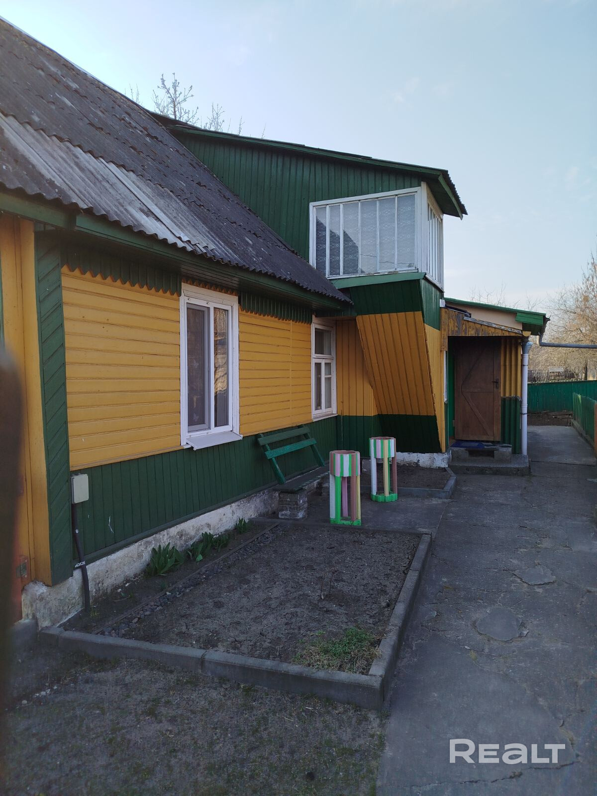 Продаётся дом в г.Вилейке.Туалет и душ в доме.Участок 11 соток. Баня.4 комнаты,на втором этаже ещё одна комната.29 – další