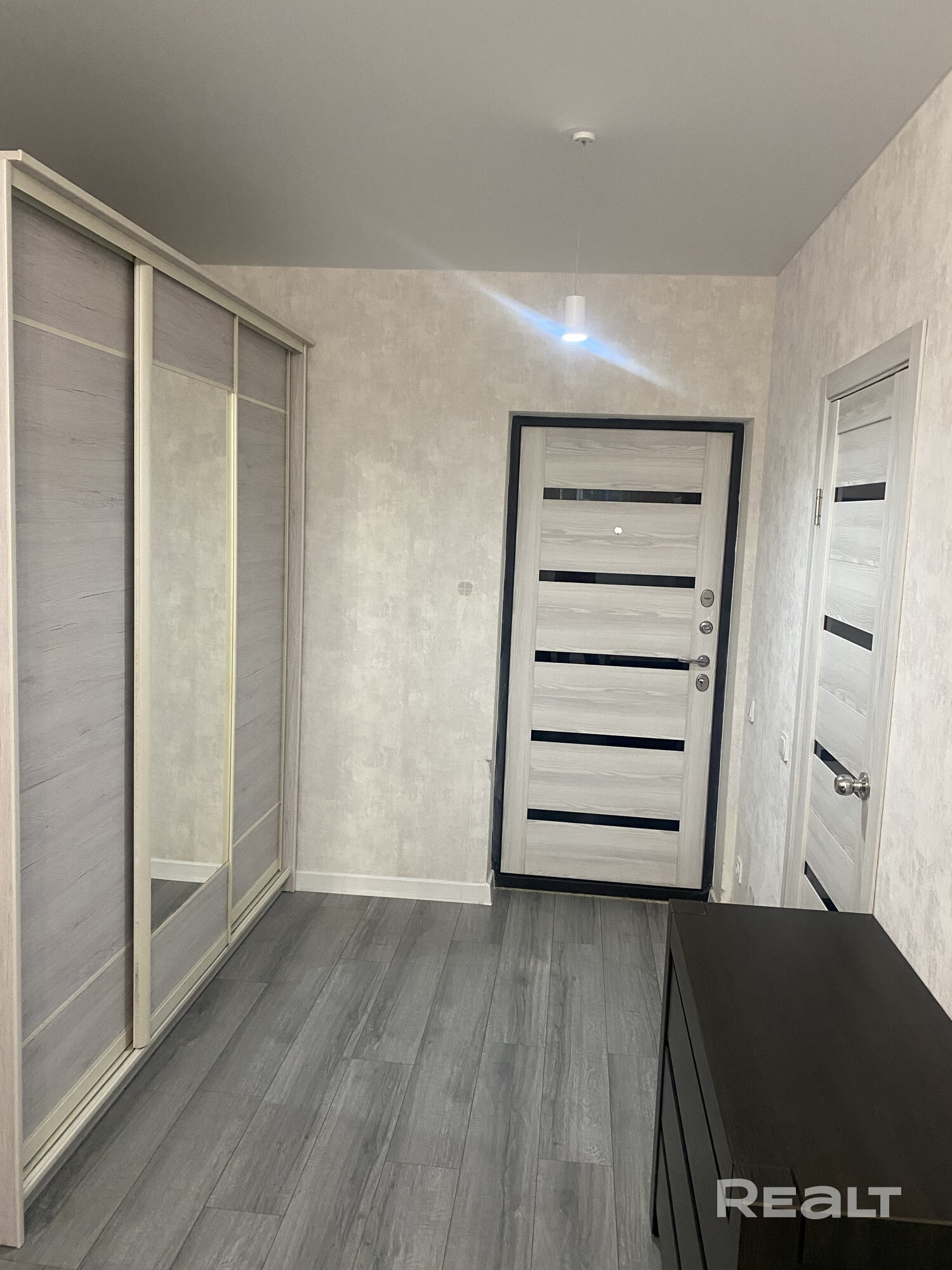 По СНБ 29,9м2. Агентам строго не беспокоить!!! В продаже студия возле старого Аэропорта от собственника по лучшей цене и расположению.Вся инфраструктура в пешей доступности от дома.Станция метро Аэродромная в 7 минутах ходьбы.Во дворе детский сад, детские и спорт площадки,рядом три школы,охрана.Магазин Санта прямо возле подъезда.В доме Беларусбанк,кафе,солярий,грузовой и панорамный лифт.В квартире останется кухня со всей бытовой техникой,стиральная машина,шкаф купе,маленький диван у окна. - Więcej