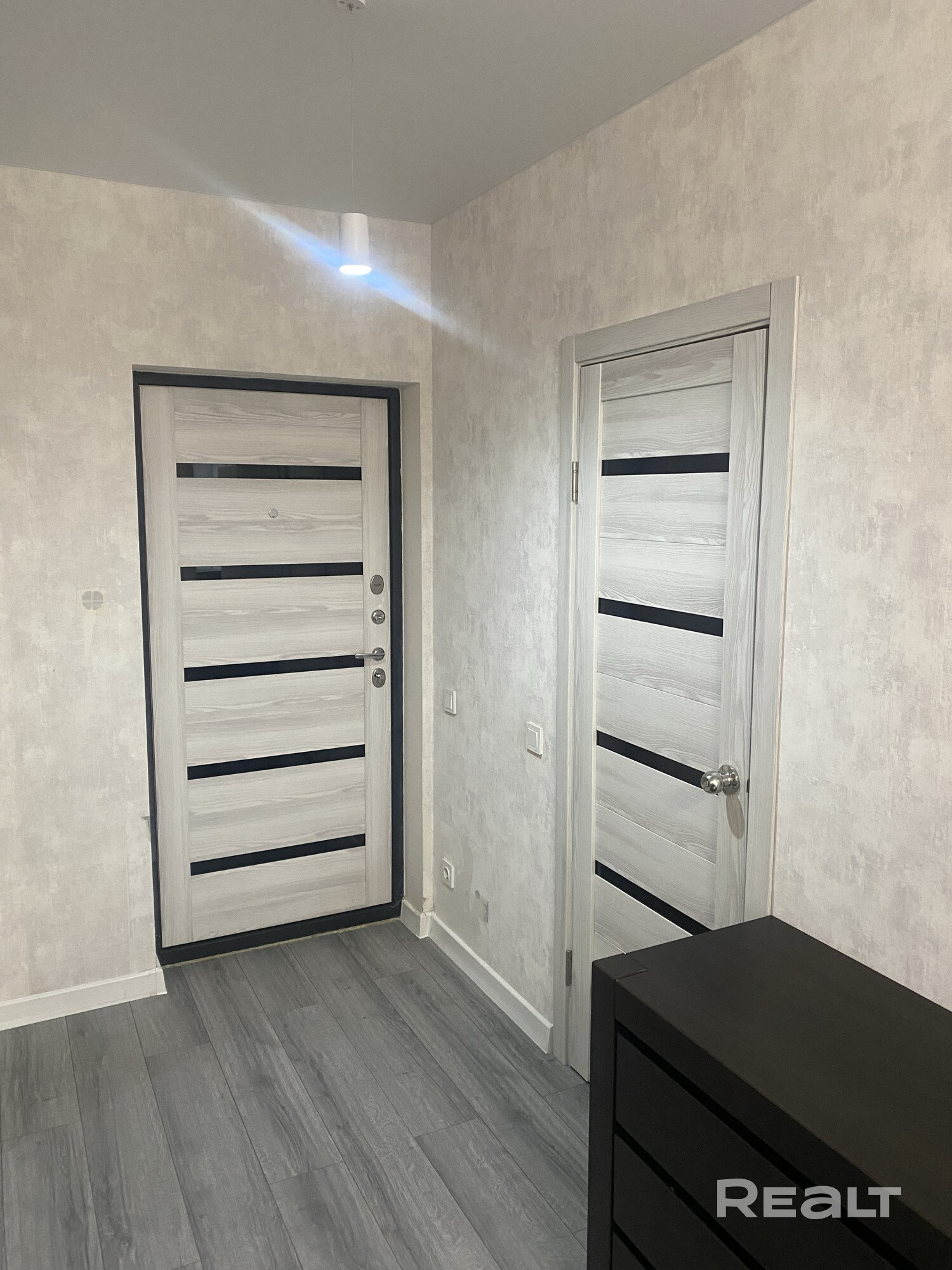 По СНБ 29,9м2. Агентам строго не беспокоить!!! В продаже студия возле старого Аэропорта от собственника по лучшей цене и расположению.Вся инфраструктура в пешей доступности от дома.Станция метро Аэродромная в 7 минутах ходьбы.Во дворе детский сад, детские и спорт площадки,рядом три школы,охрана.Магазин Санта прямо возле подъезда.В доме Беларусбанк,кафе,солярий,грузовой и панорамный лифт.В квартире останется кухня со всей бытовой техникой,стиральная машина,шкаф купе,маленький диван у окна. - Widok 6