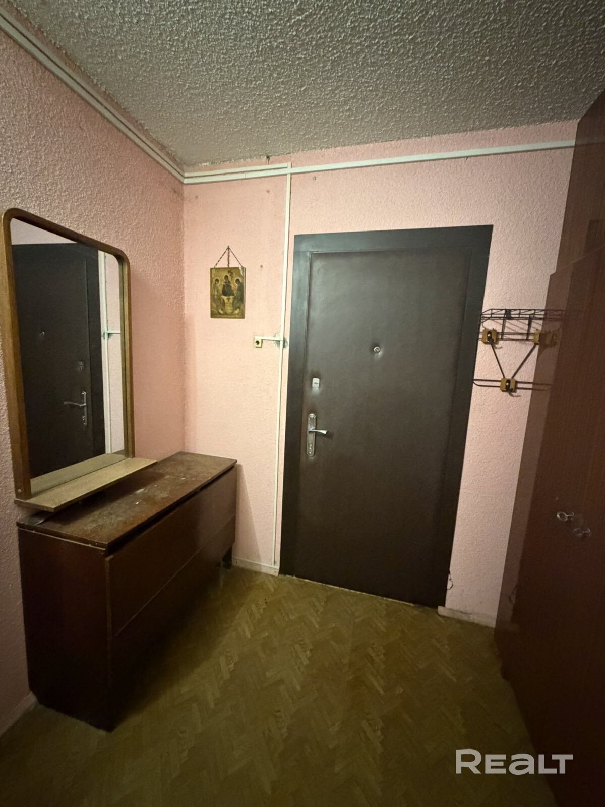Просторная трёхкомнатная квартира в одном из самых зелёных микрорайонов Минска — Матусевича. Три изолированные комнаты дают каждому домочадцу личное пространство, а вокруг — парки, скверы, школы и вся привычная городская инфраструктура в шаговой доступности. Спокойный, устоявшийся район для тех, кто ценит тишину без отрыва от города. - Bild 6