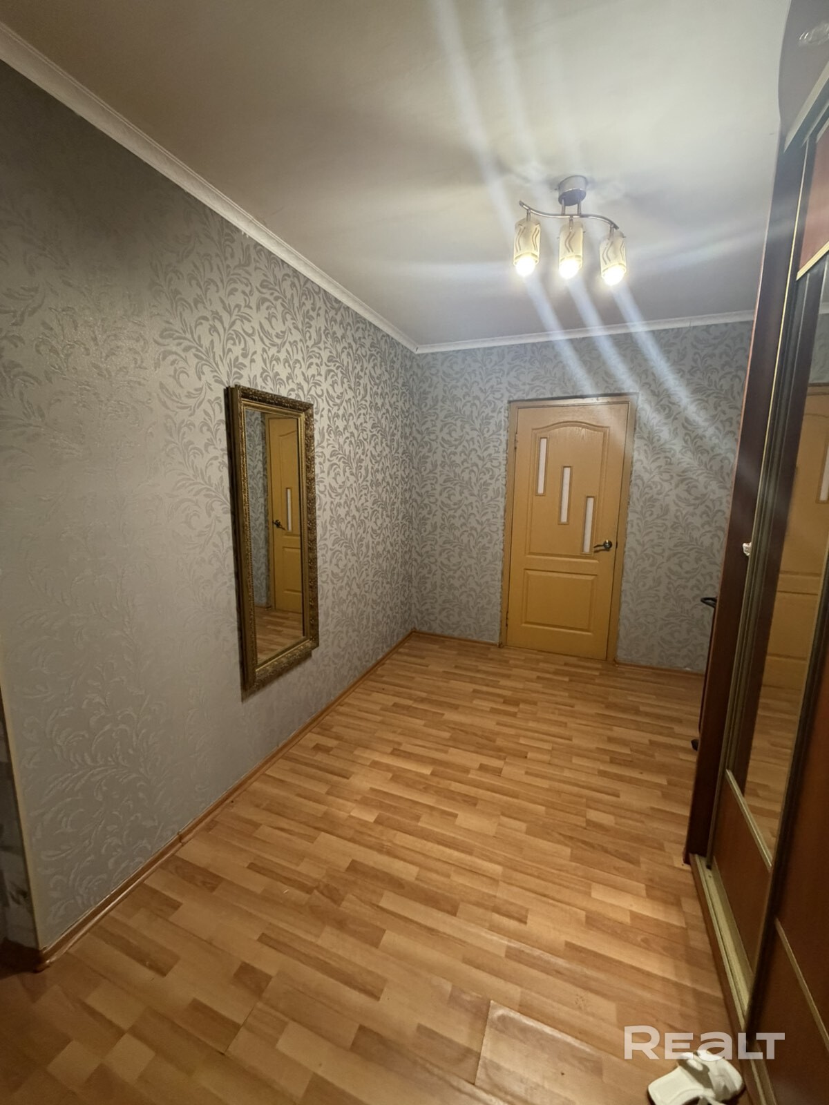Просторная трёхкомнатная квартира в одном из самых зелёных микрорайонов Минска — Матусевича. Три изолированные комнаты дают каждому домочадцу личное пространство, а вокруг — парки, скверы, школы и вся привычная городская инфраструктура в шаговой доступности. Спокойный, устоявшийся район для тех, кто ценит тишину без отрыва от города. - Bild 5