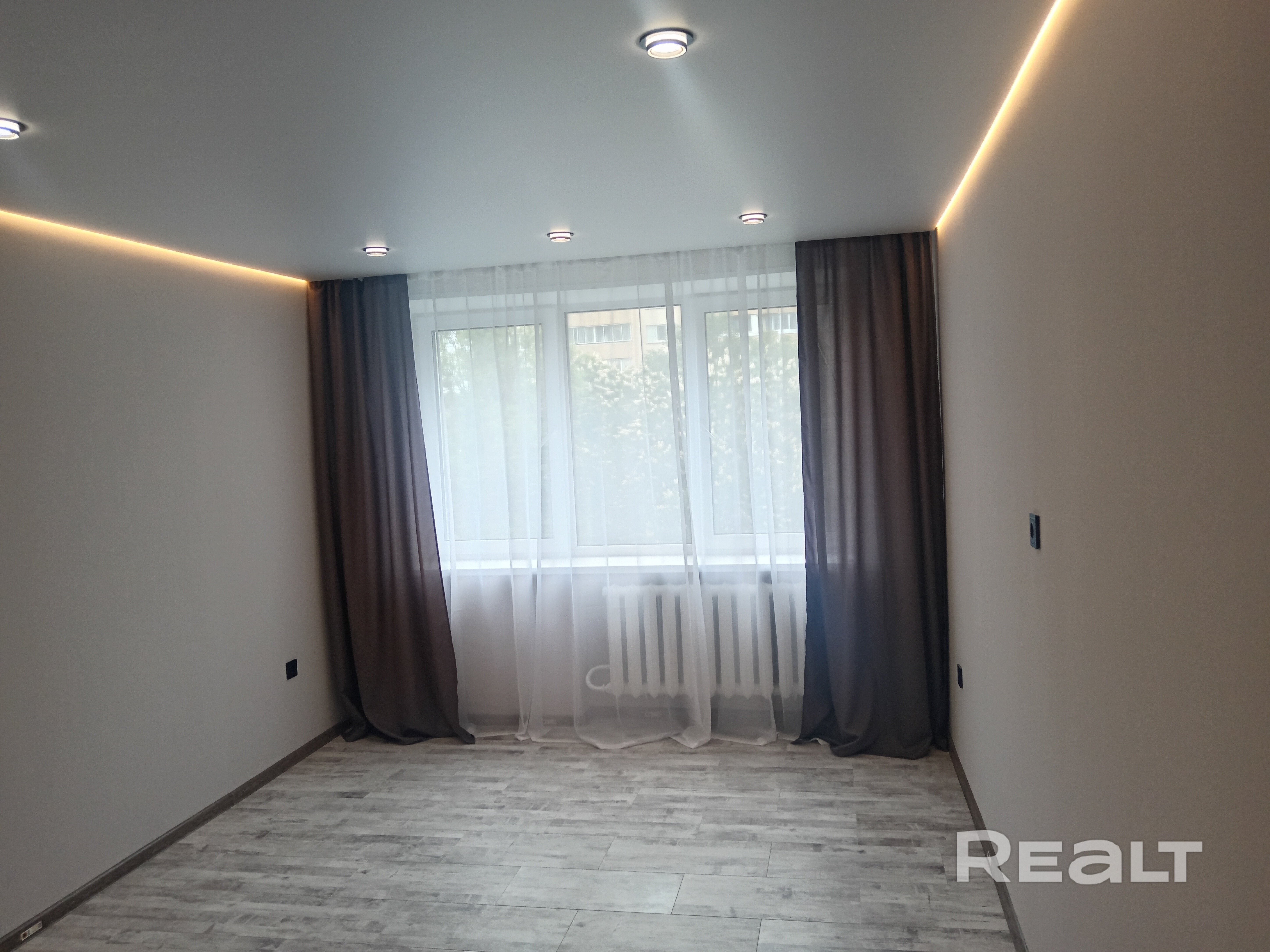 Продам 2 комнатную квартиру в кирпичном доме, с раздельными комнатами 18.5м кв и 12,5м кв, с раздельными косанузлом, большой прихожей, большой лоджией, в центре район комаровки, квартира полностью готова к проживанию и заселению, без дополнительных вложений, от слова совсем новая станция метро прямо около дома, якуба коласа в 5 минутах хотьбы, в квартире сделан в этом году полный капитальный ремонт, новая разводка сантехники, новая разводка вентиляции, новая проводка медным качественным ка - Widok 4