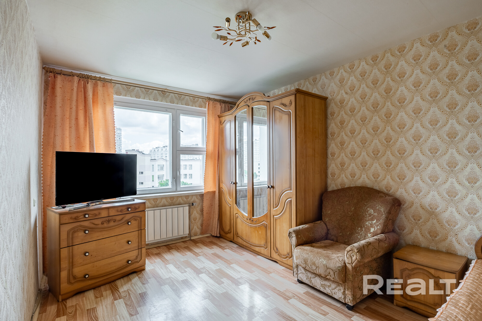 Продаются две большие комнаты 17,6 м2 и 17,1 м2 в трехкомнатной квартире в шаговой доступности от станции метро Каменная Горка! Права собственности и право пользования четко определены, в комнате 12,4м2 проживает молодой человек без вредных привычек. - Widok 6
