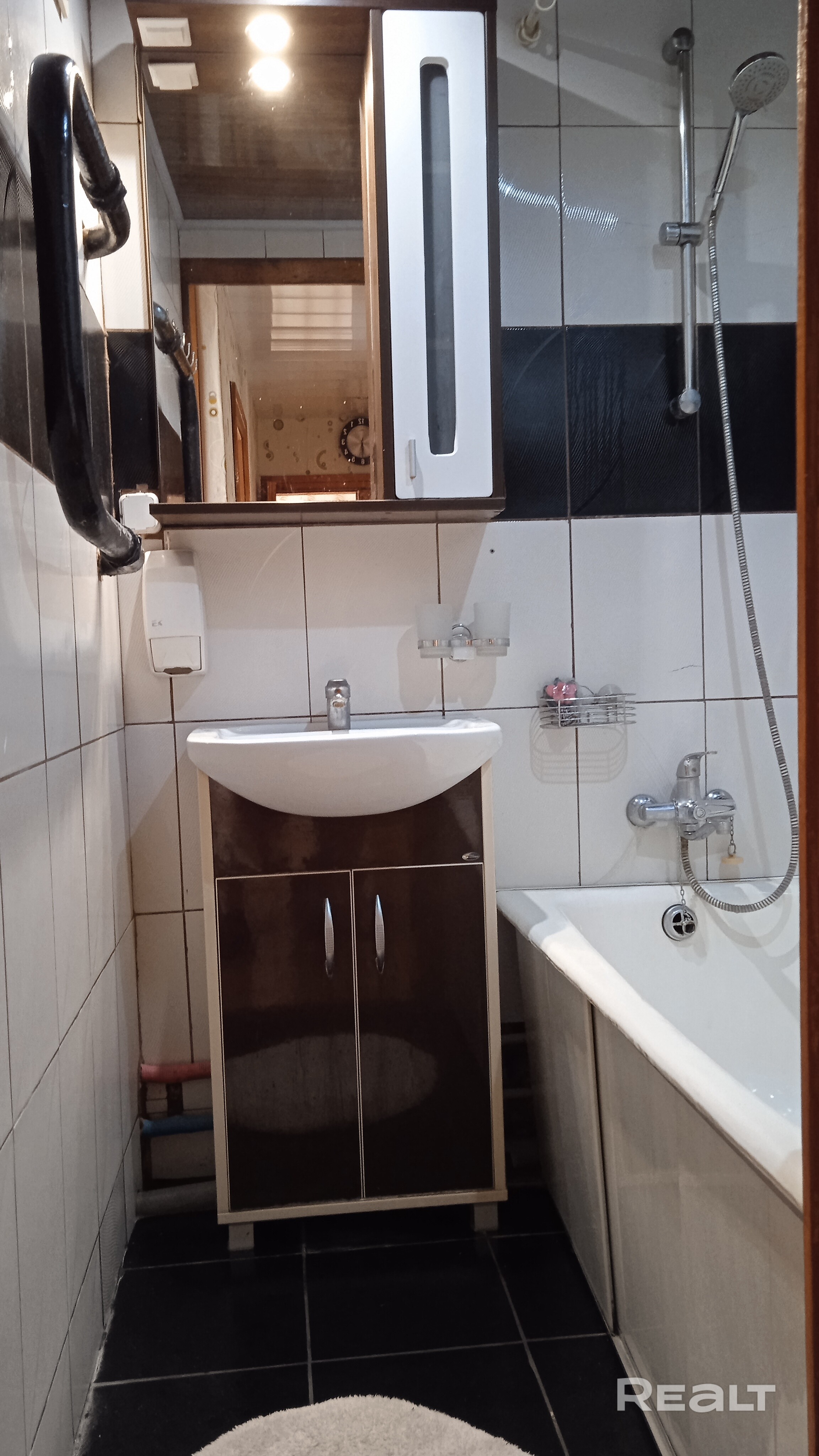 Трехкомнатная квартира 63 кв,м (одна комната проходная, санузел раздельный, балкон и застекленная лоджия), со всей необходимой мебелью и техникой на 5-м этаже девяти этажного дома, в двух шагах от метро Автозаводская. Сдается собственником на длительный период. Не для студентов. Официальный договор+залог в размере месячной оплаты (возвращается по истечению договора) Коммунальные услуги оплачиваются арендатором Прописан 1 человек - Widok 6